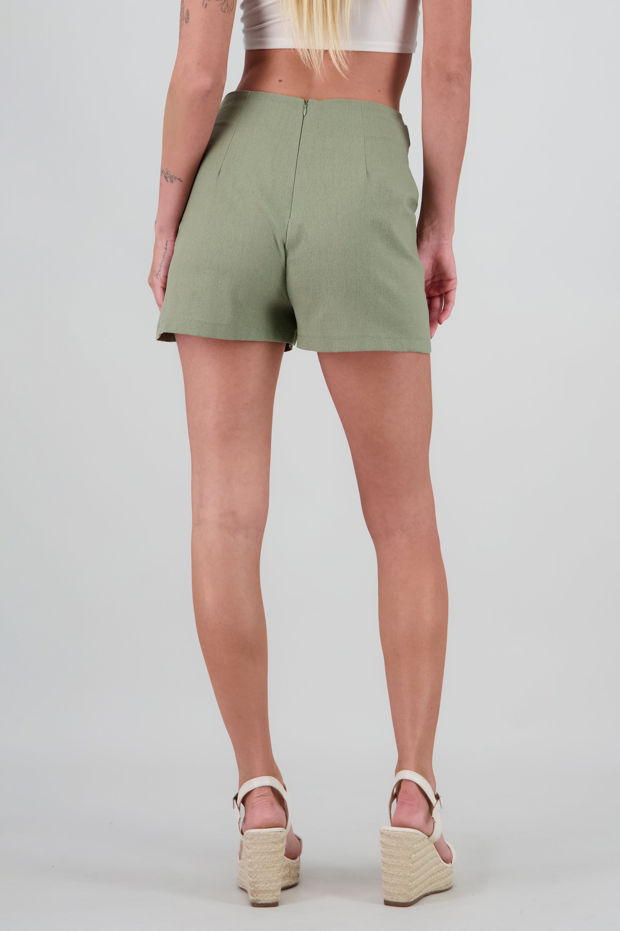 Short detalle hebillas laterales OLIVO