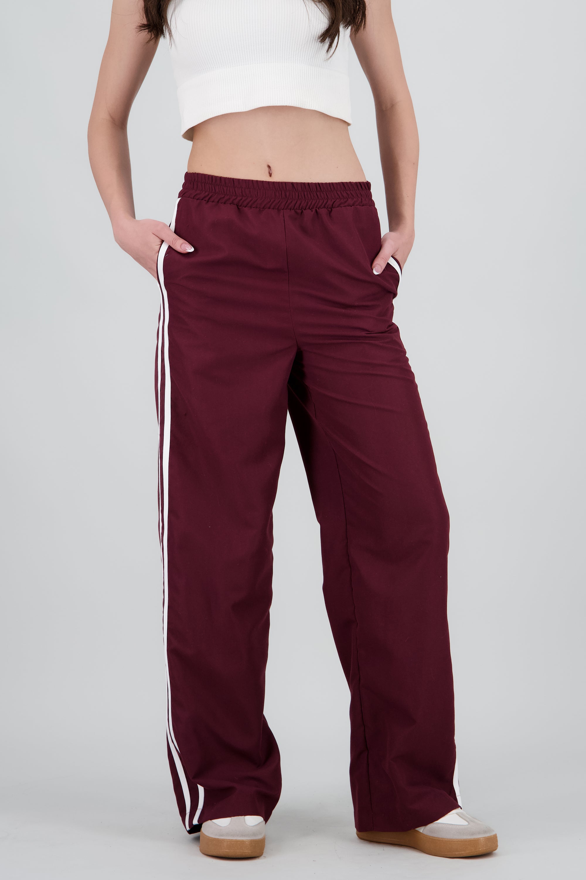 Pantalon amplio detalle contraste lineas CIRUELA
