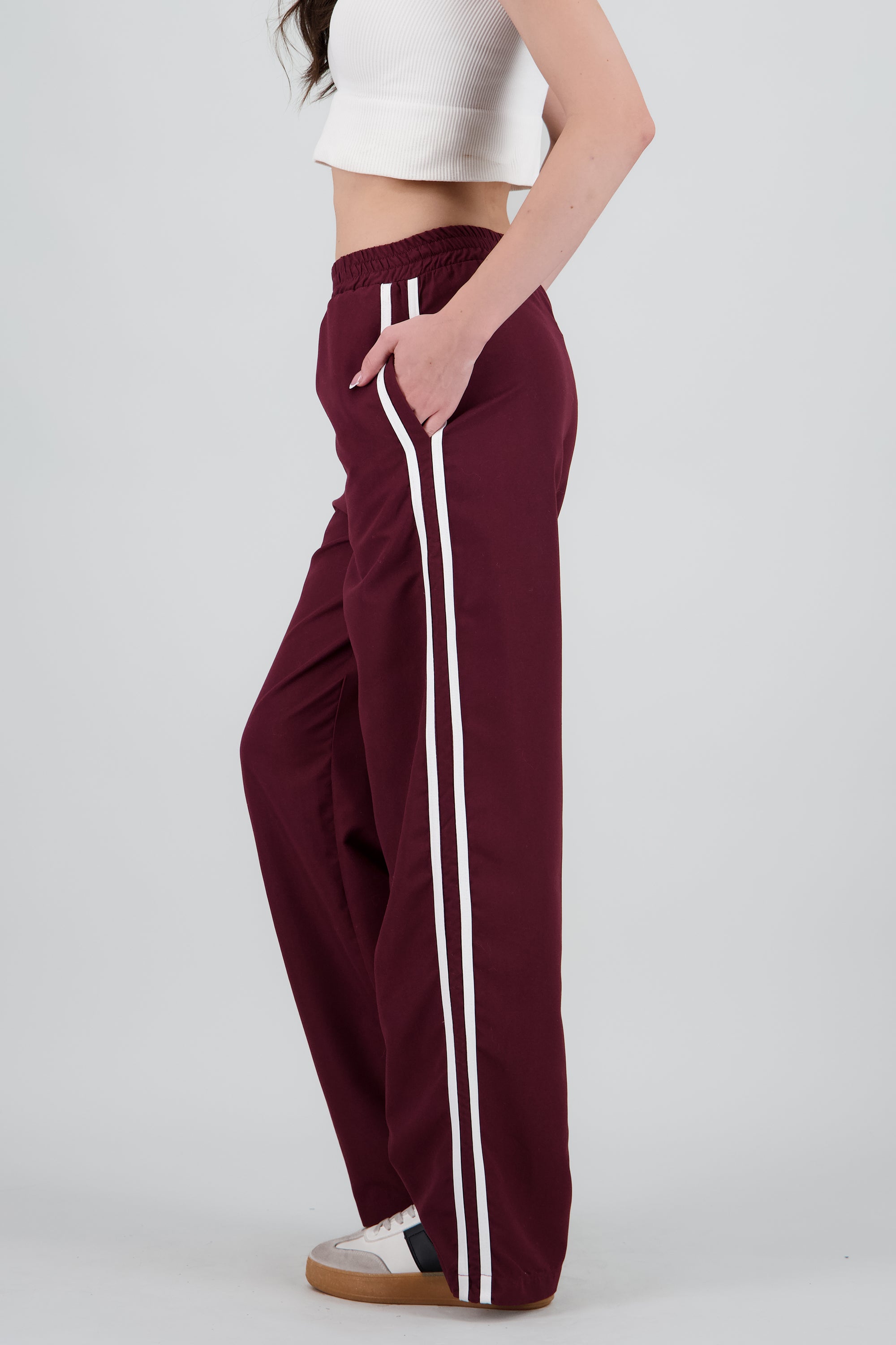 Pantalon amplio detalle contraste lineas CIRUELA