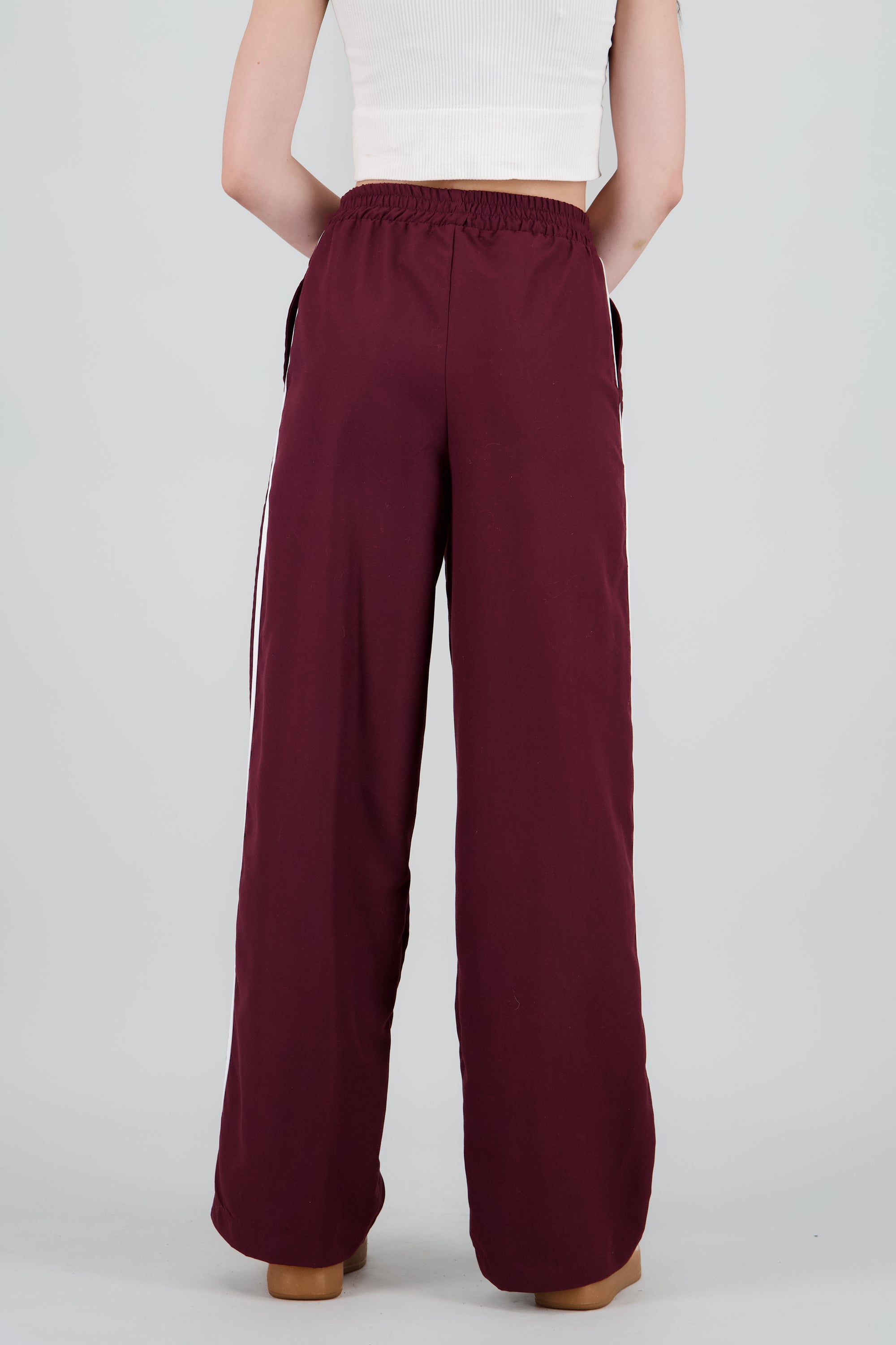 Pantalon amplio detalle contraste lineas CIRUELA