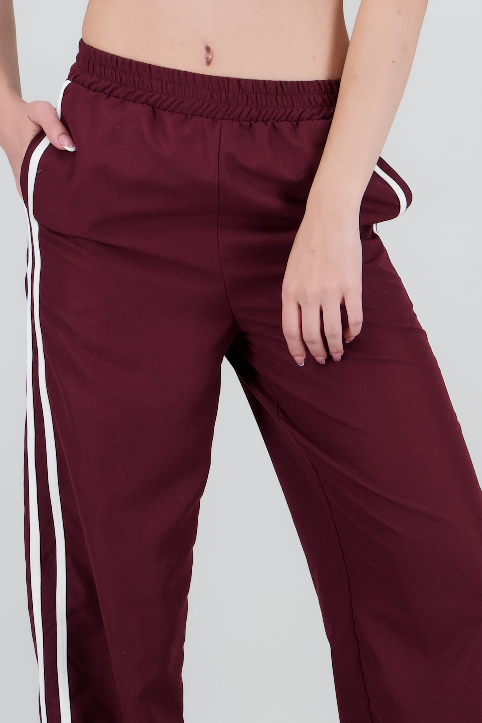Pantalon amplio detalle contraste lineas CIRUELA