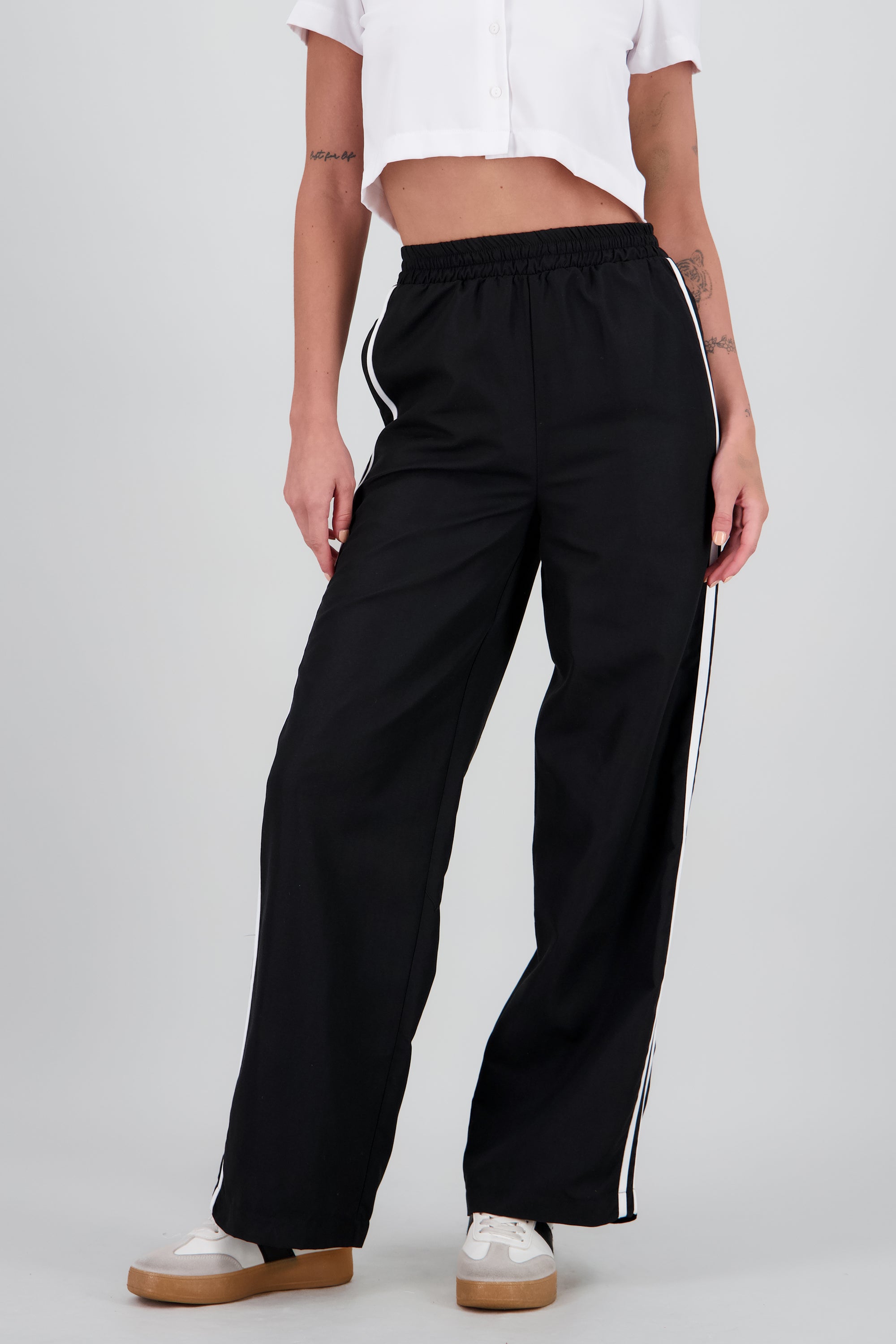 Pantalon amplio detalle contraste lineas NEGRO