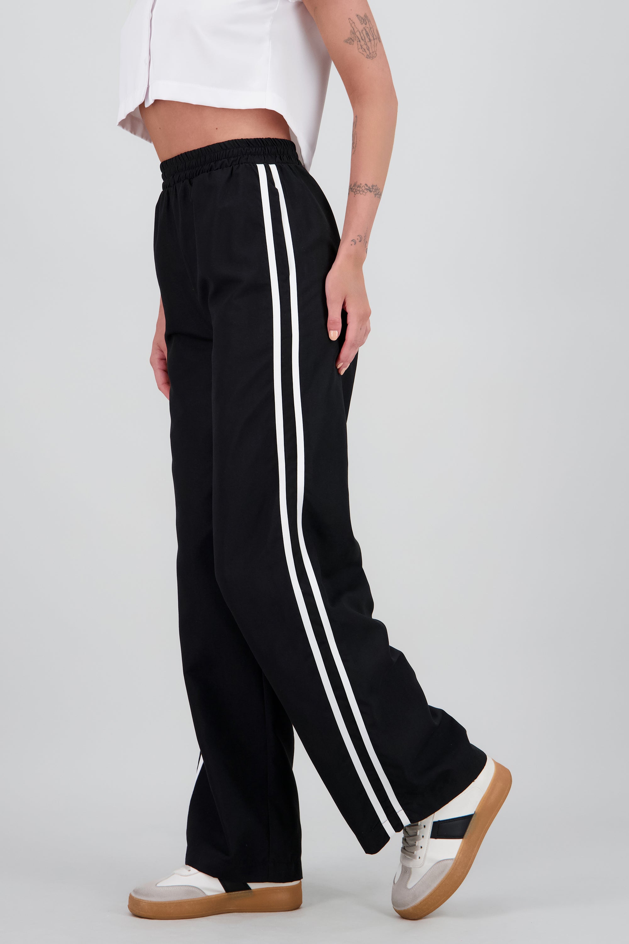 Pantalon amplio detalle contraste lineas NEGRO