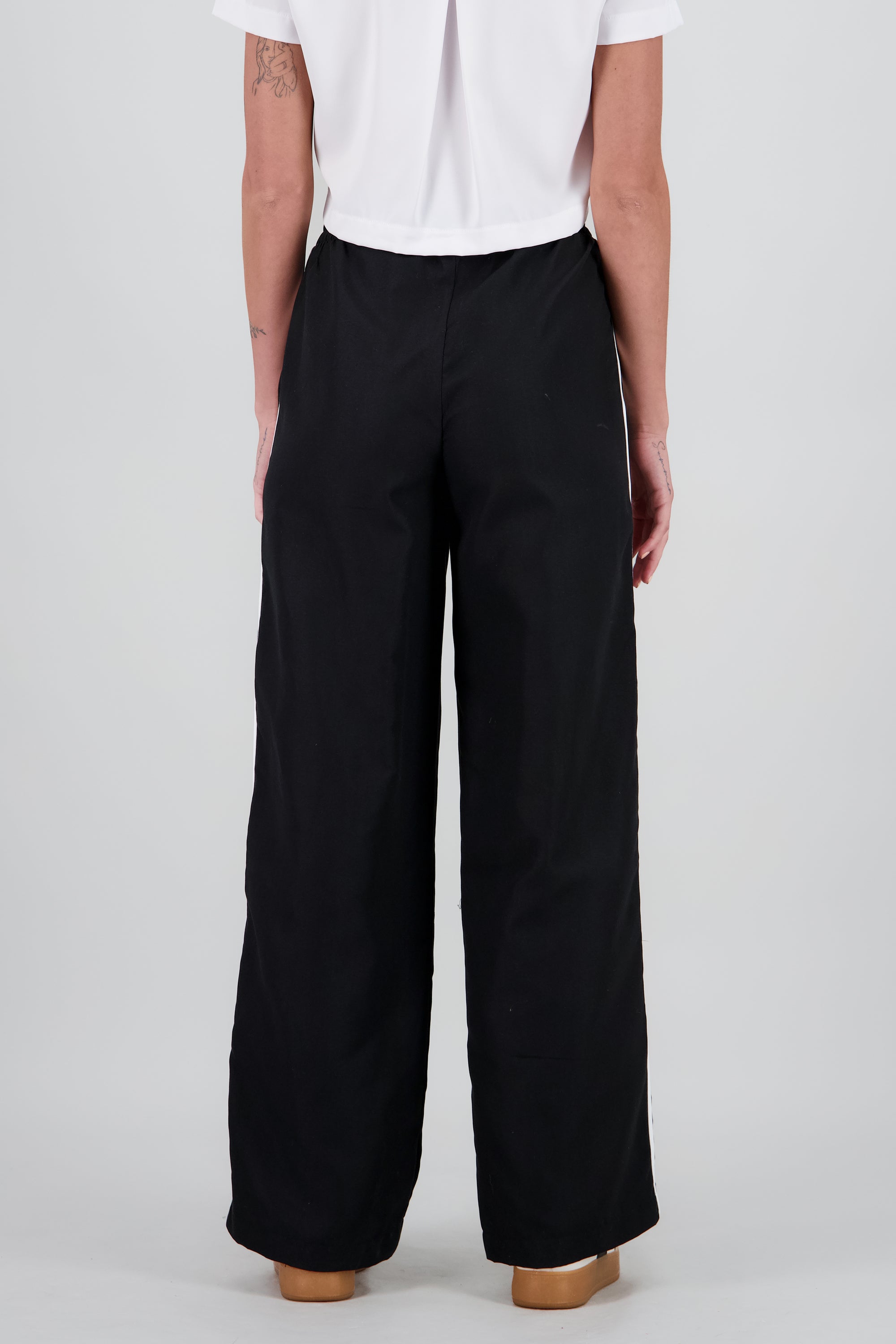 Pantalon amplio detalle contraste lineas NEGRO