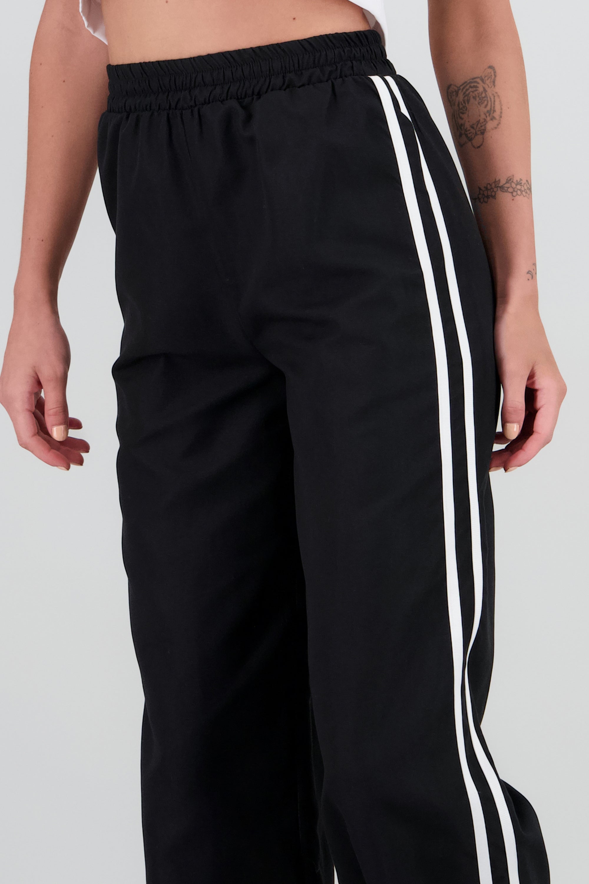 Pantalon amplio detalle contraste lineas NEGRO