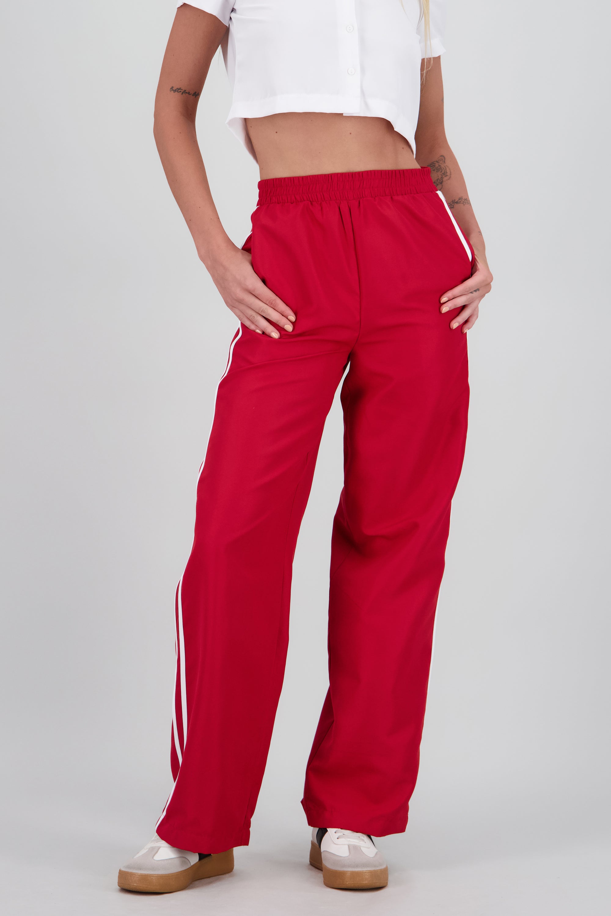 Pantalon amplio detalle contraste lineas ROJO
