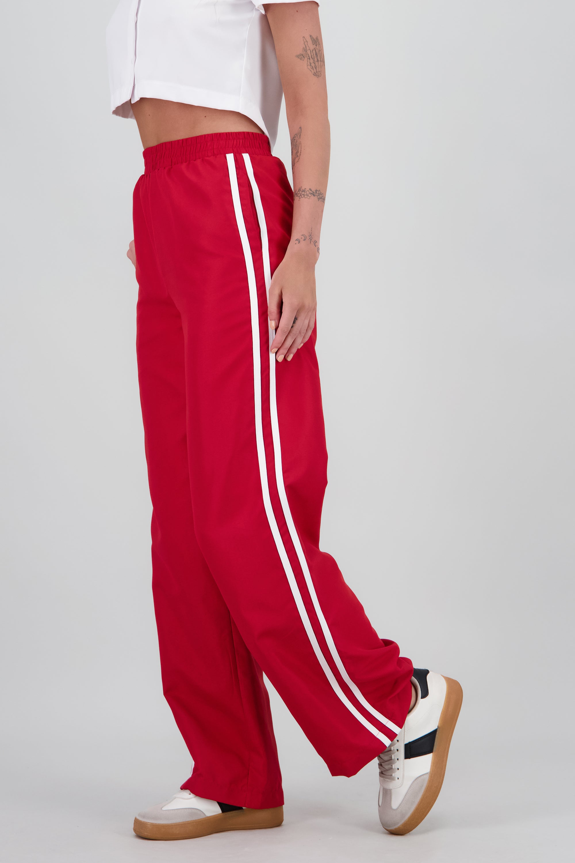 Pantalon amplio detalle contraste lineas ROJO