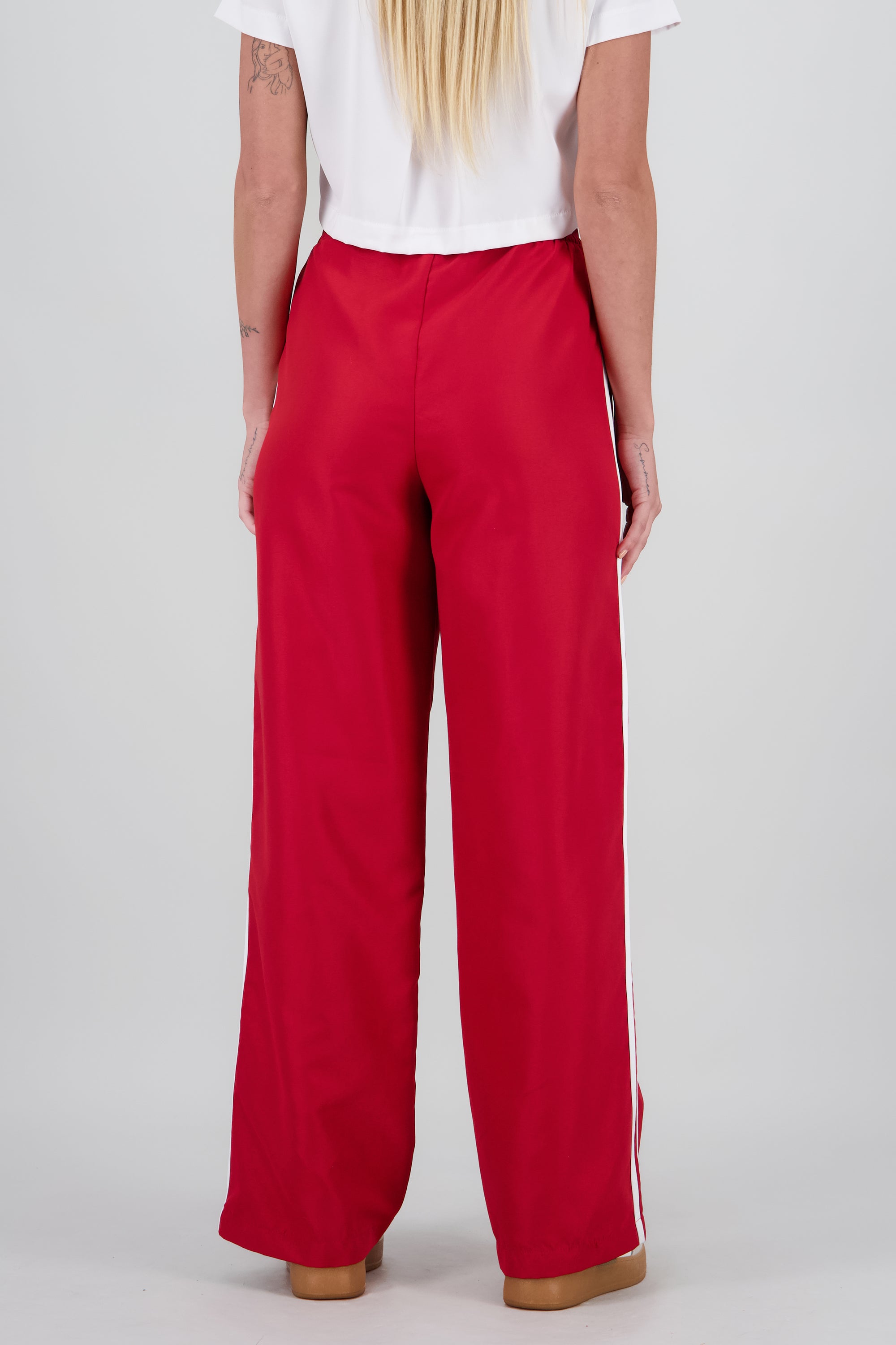 Pantalon amplio detalle contraste lineas ROJO