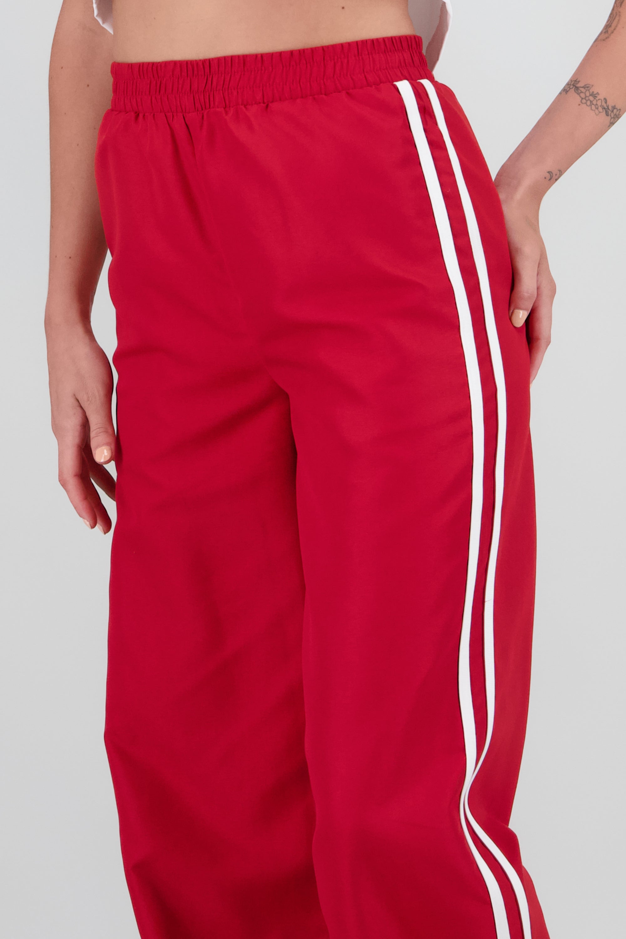 Pantalon amplio detalle contraste lineas ROJO