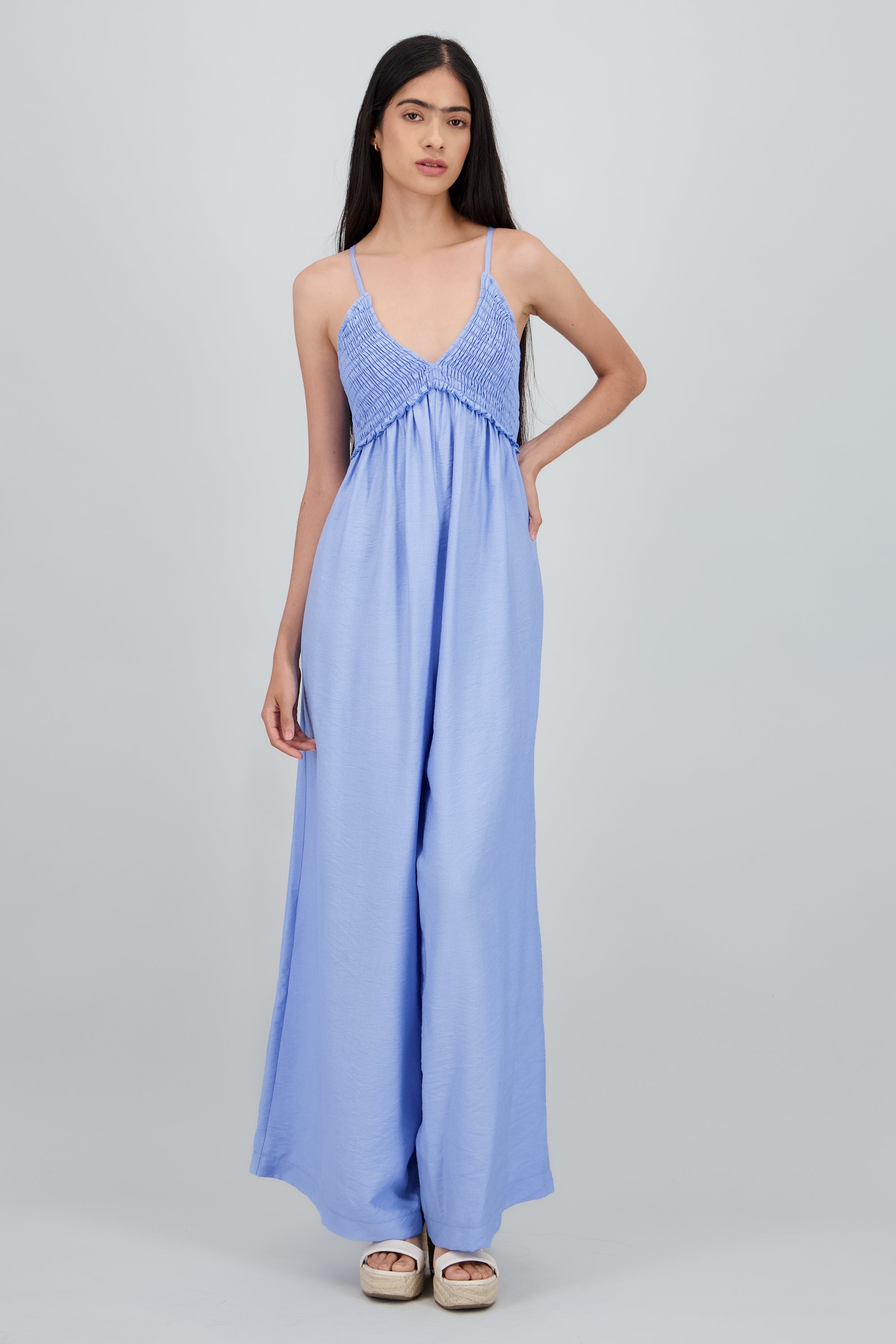 Jumpsuit cuello v detalle smock AZUL CIELO