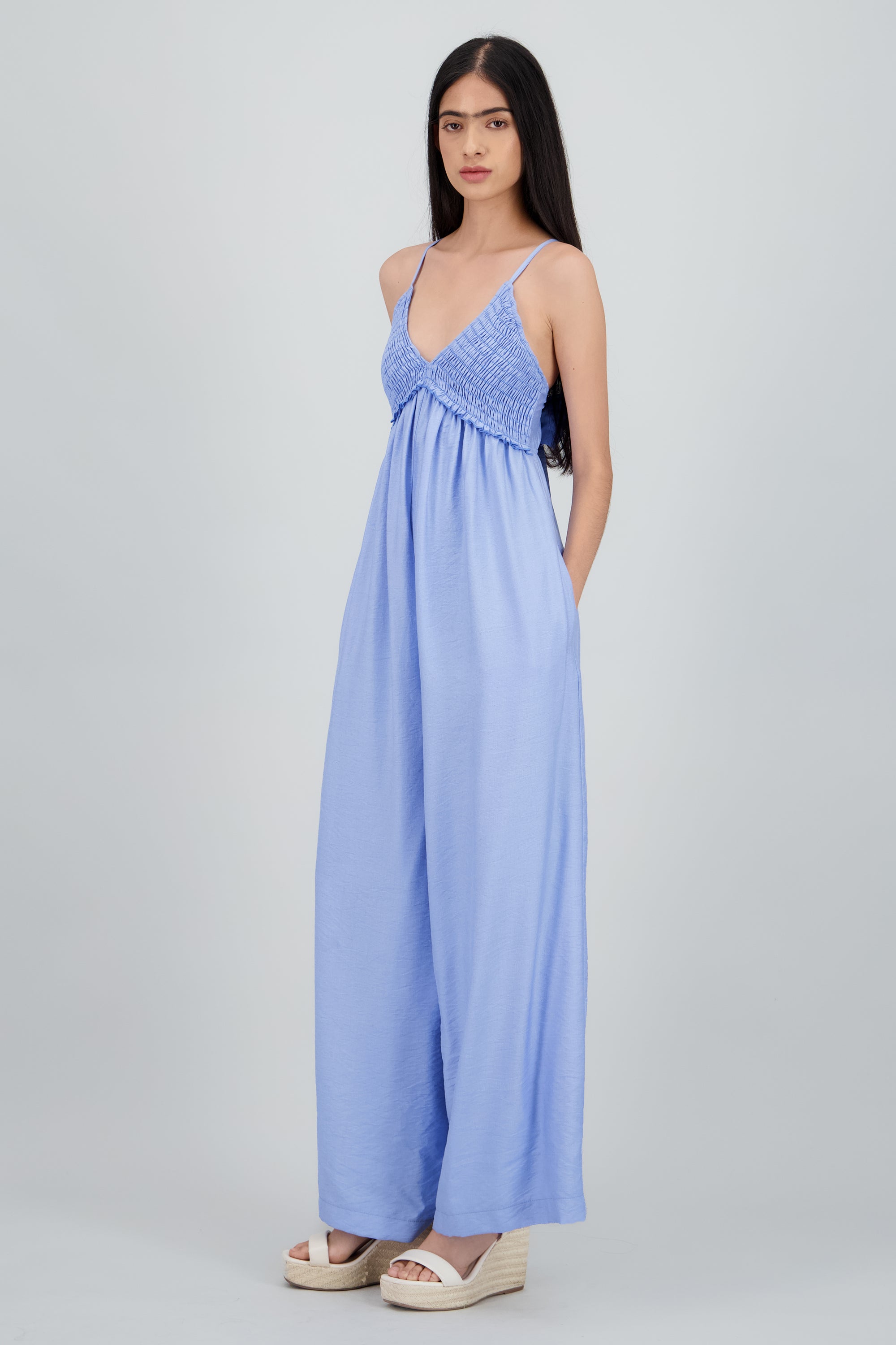 Jumpsuit cuello v detalle smock AZUL CIELO