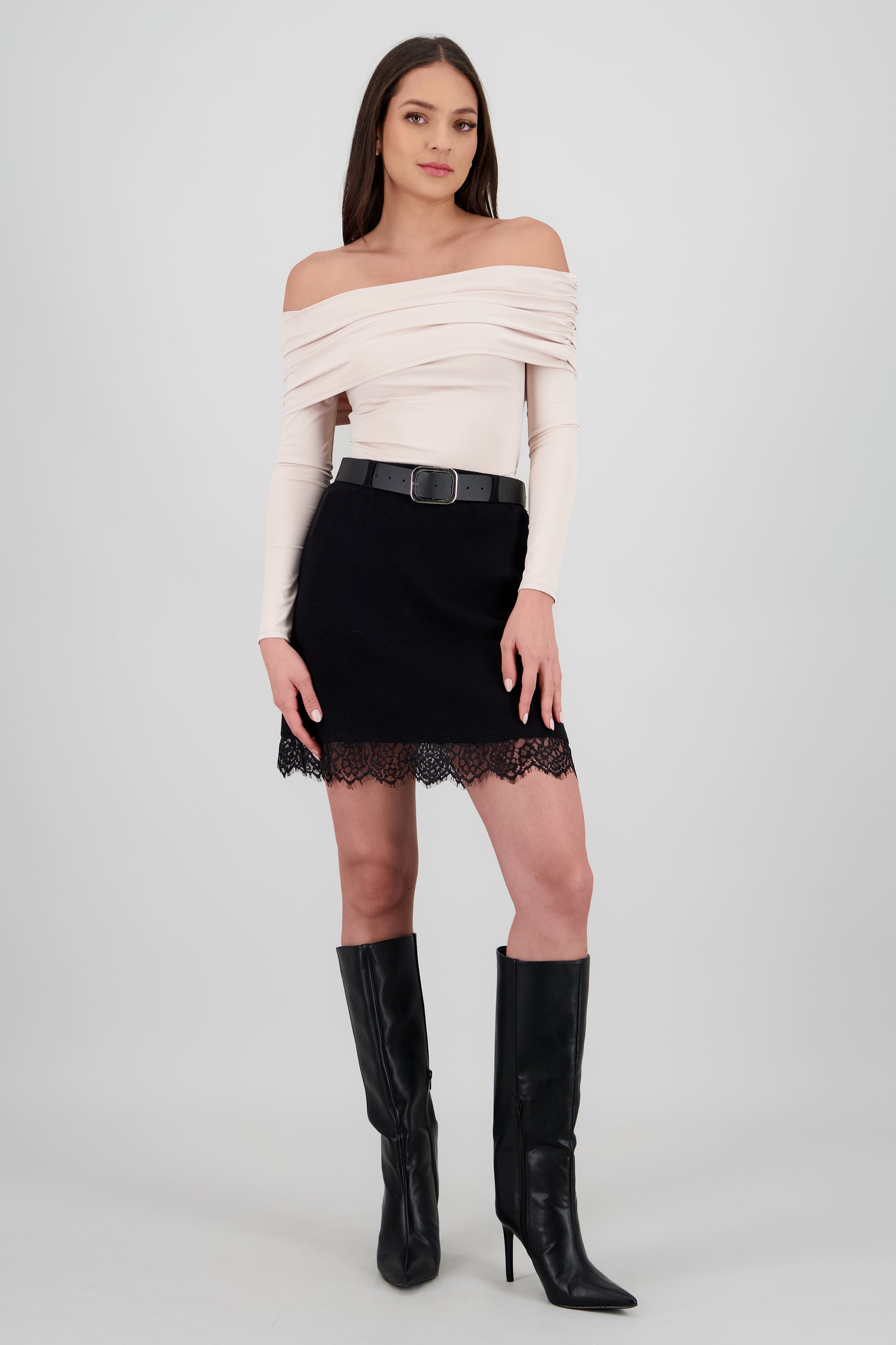 Falda mini detalle encaje con cinturon NEGRO