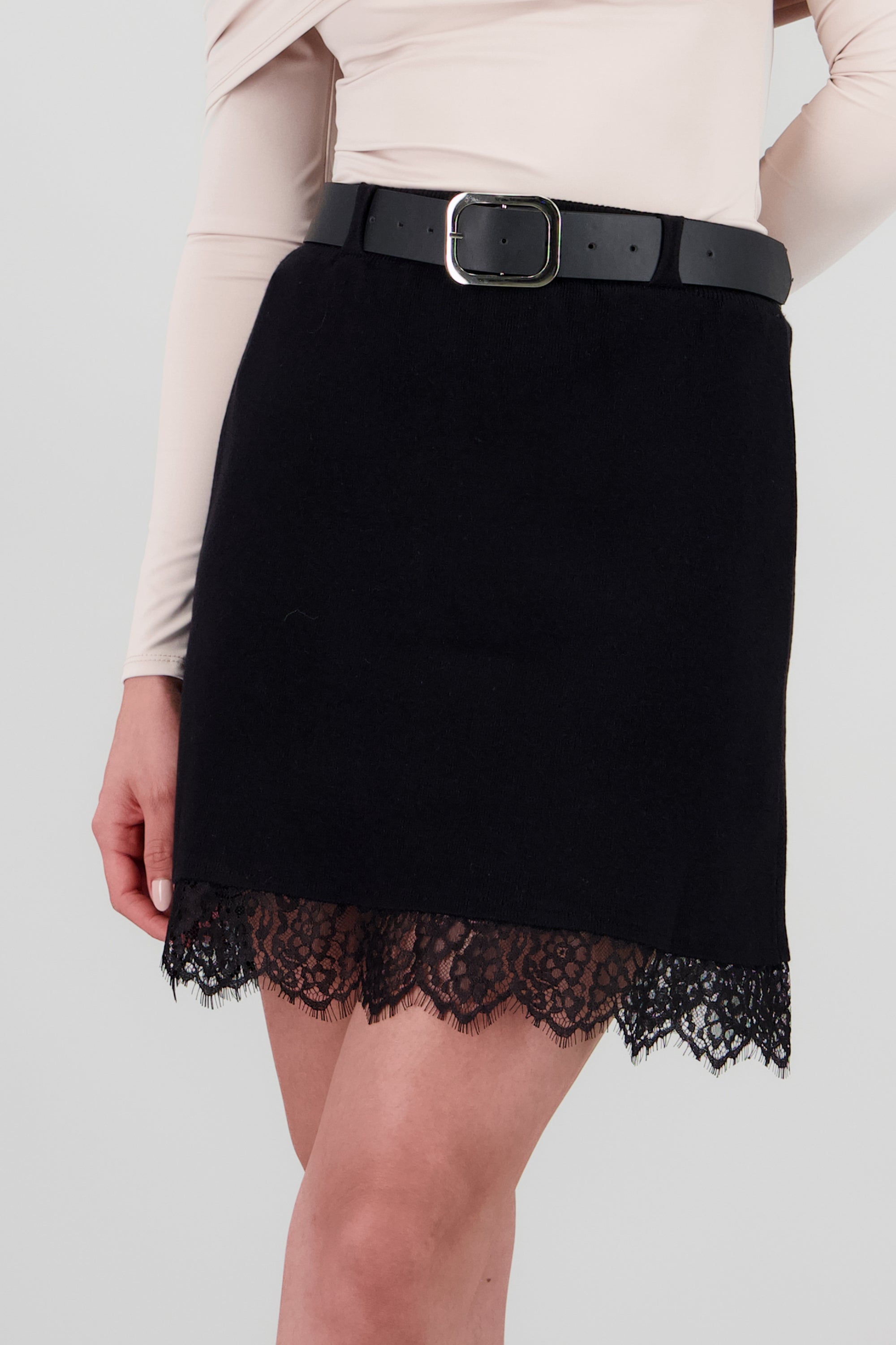 Falda mini detalle encaje con cinturon NEGRO