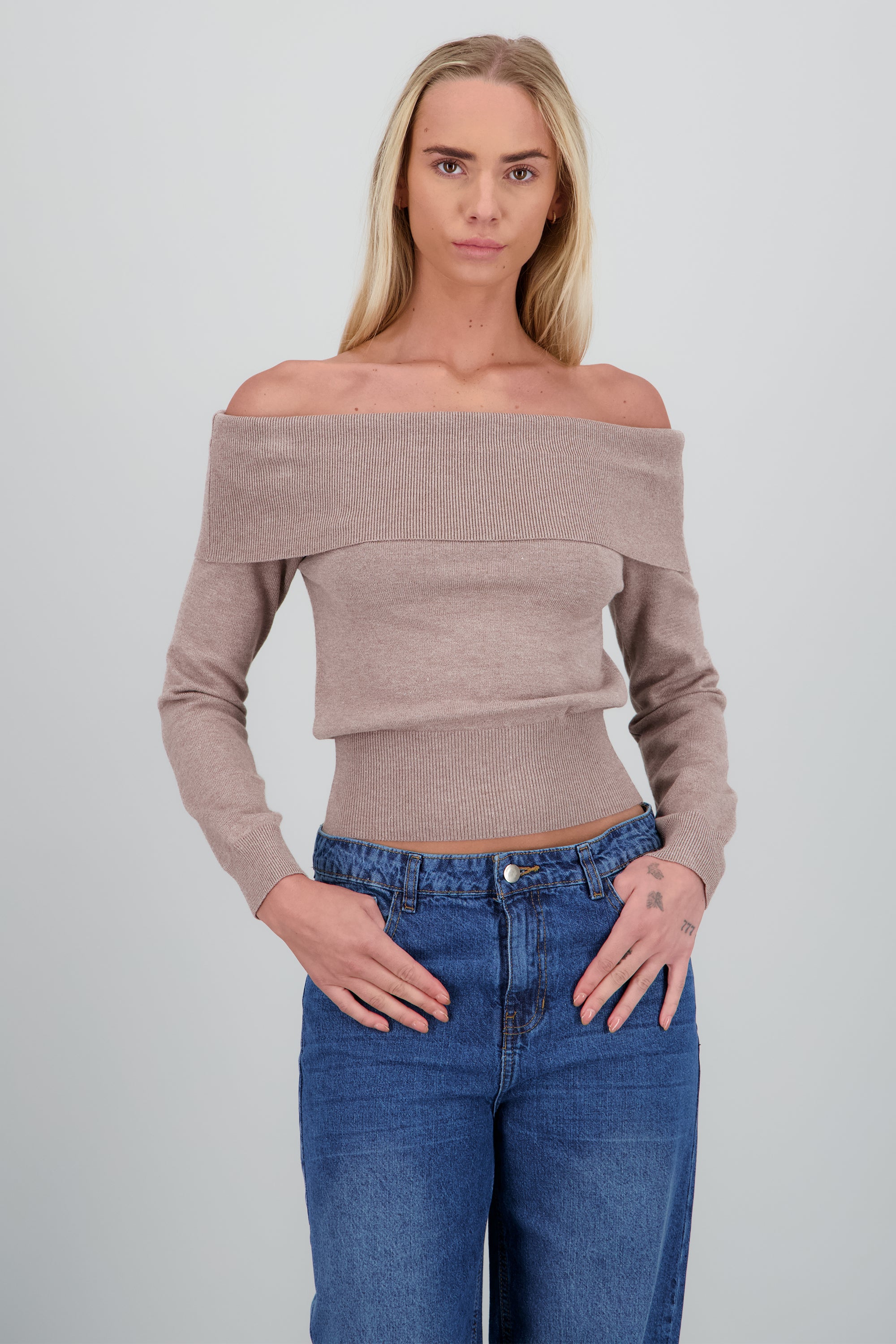 Suéter off shoulder punto TAUPE