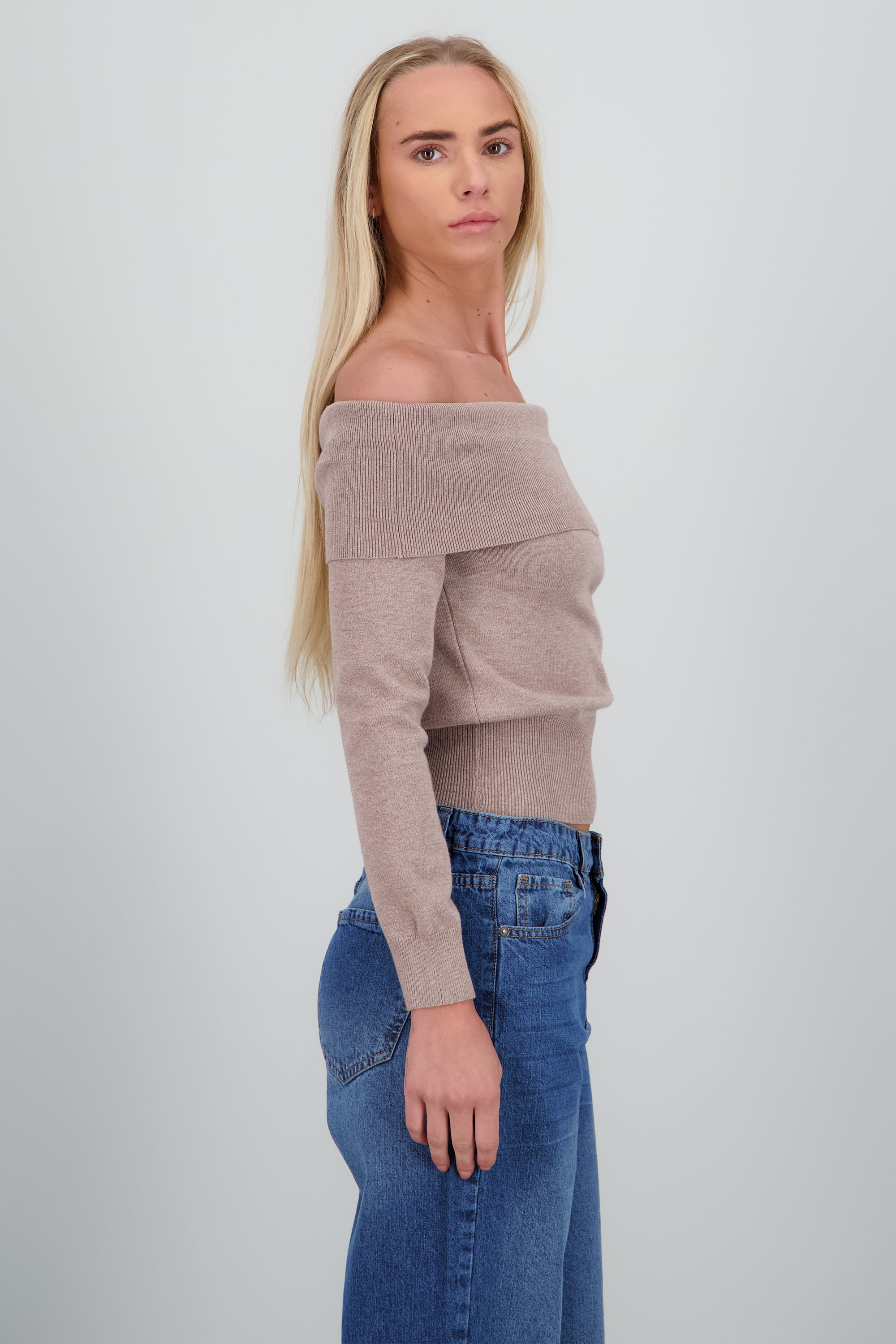 Suéter off shoulder punto TAUPE
