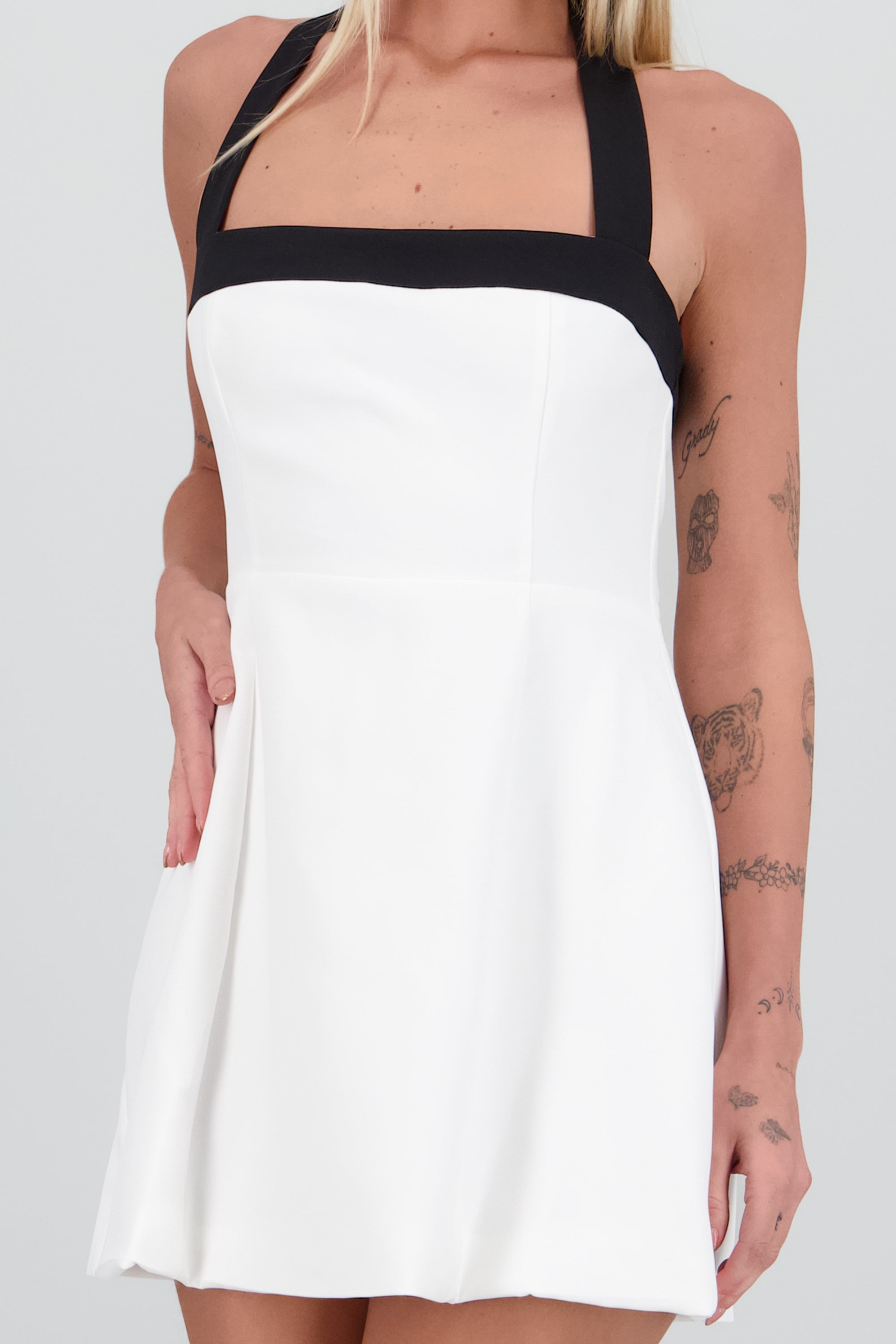 Vestido mini contraste halter BLANCO COMBO