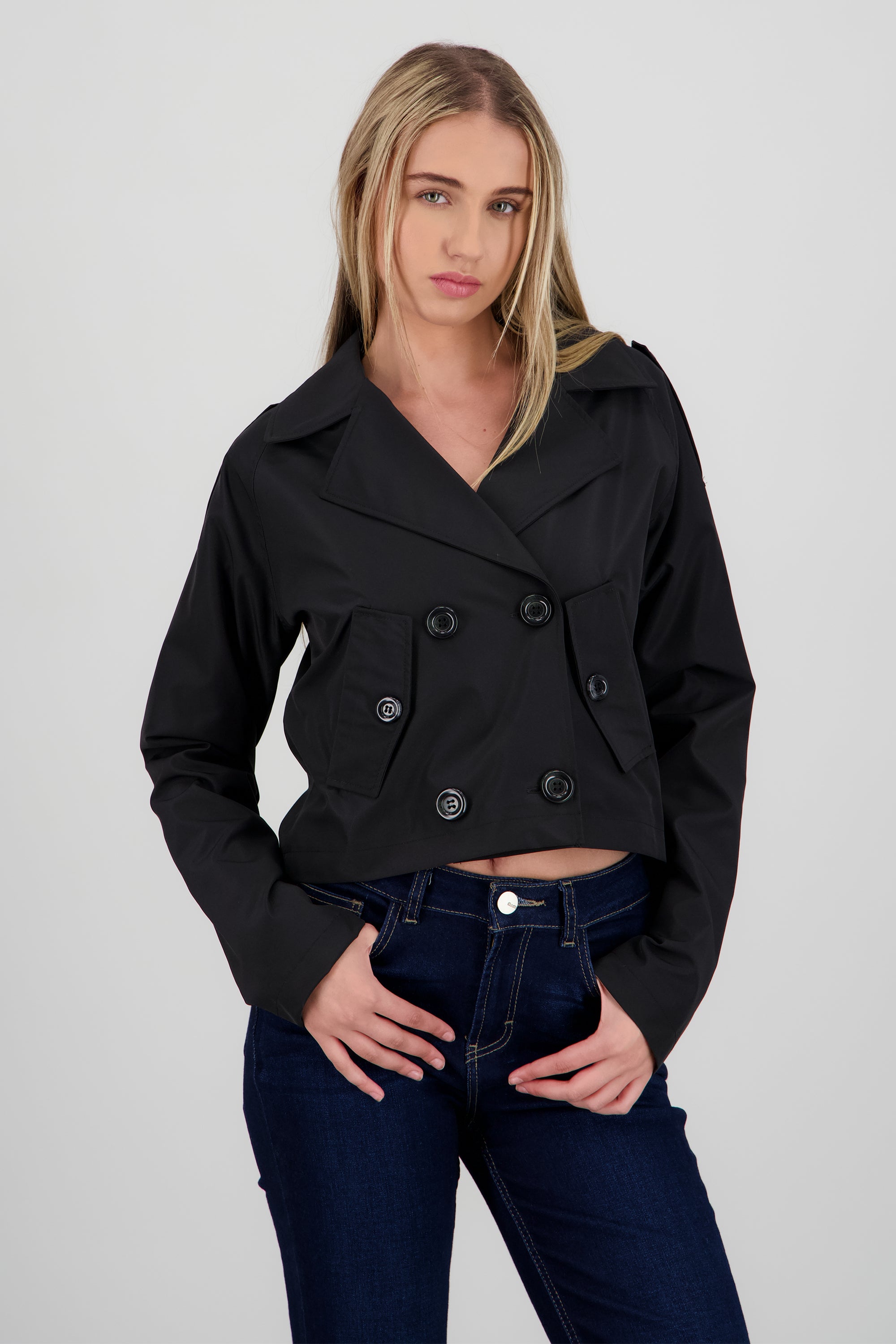 Chamarra crop detalle botones NEGRO