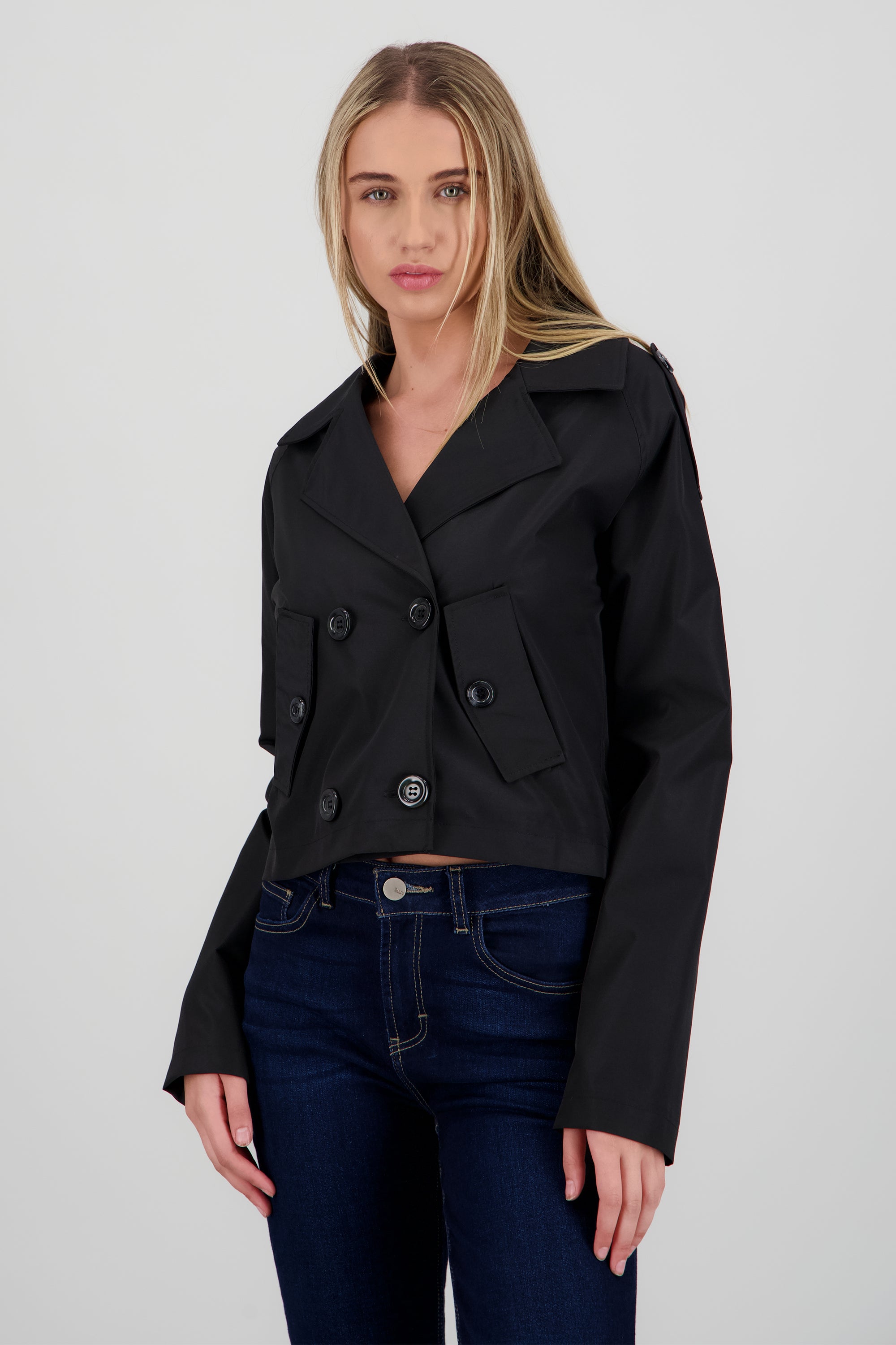 Chamarra crop detalle botones NEGRO