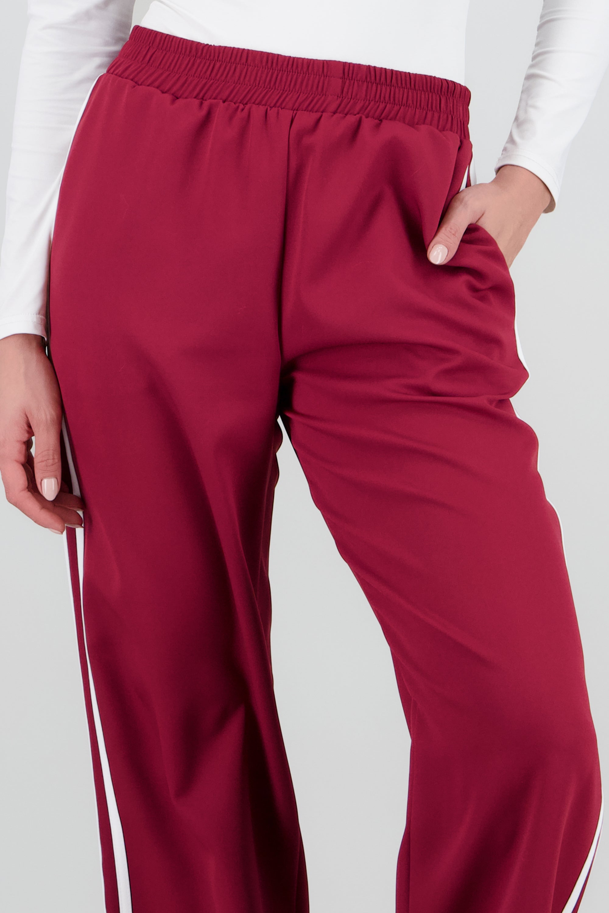 Pantalon detalle tiras contraste VINO