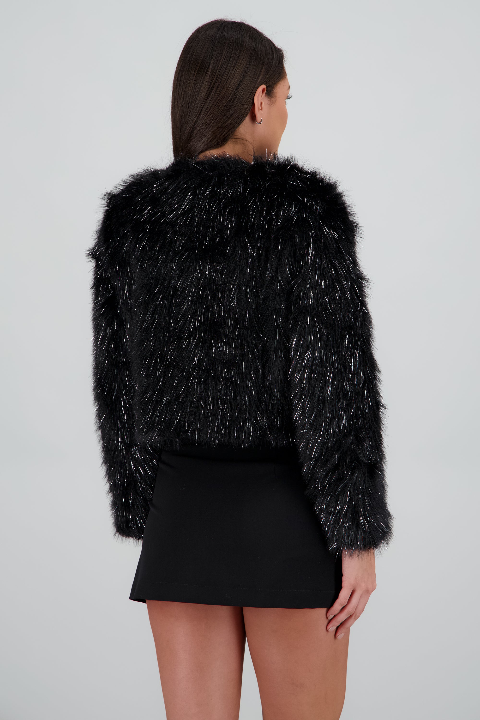 Abrigo pelo con lurex cropped NEGRO