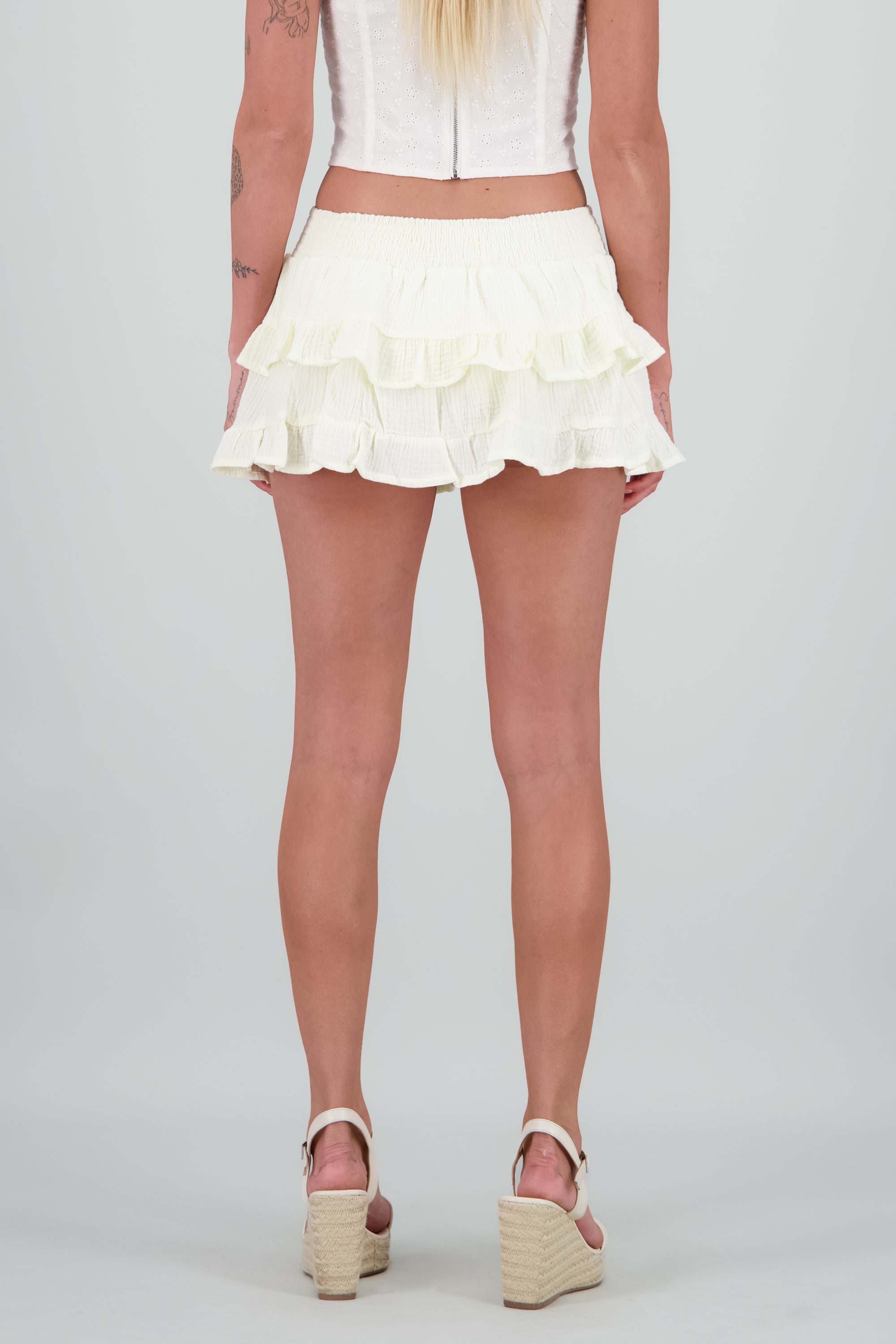 Falda short olanes lisa textura CREMA
