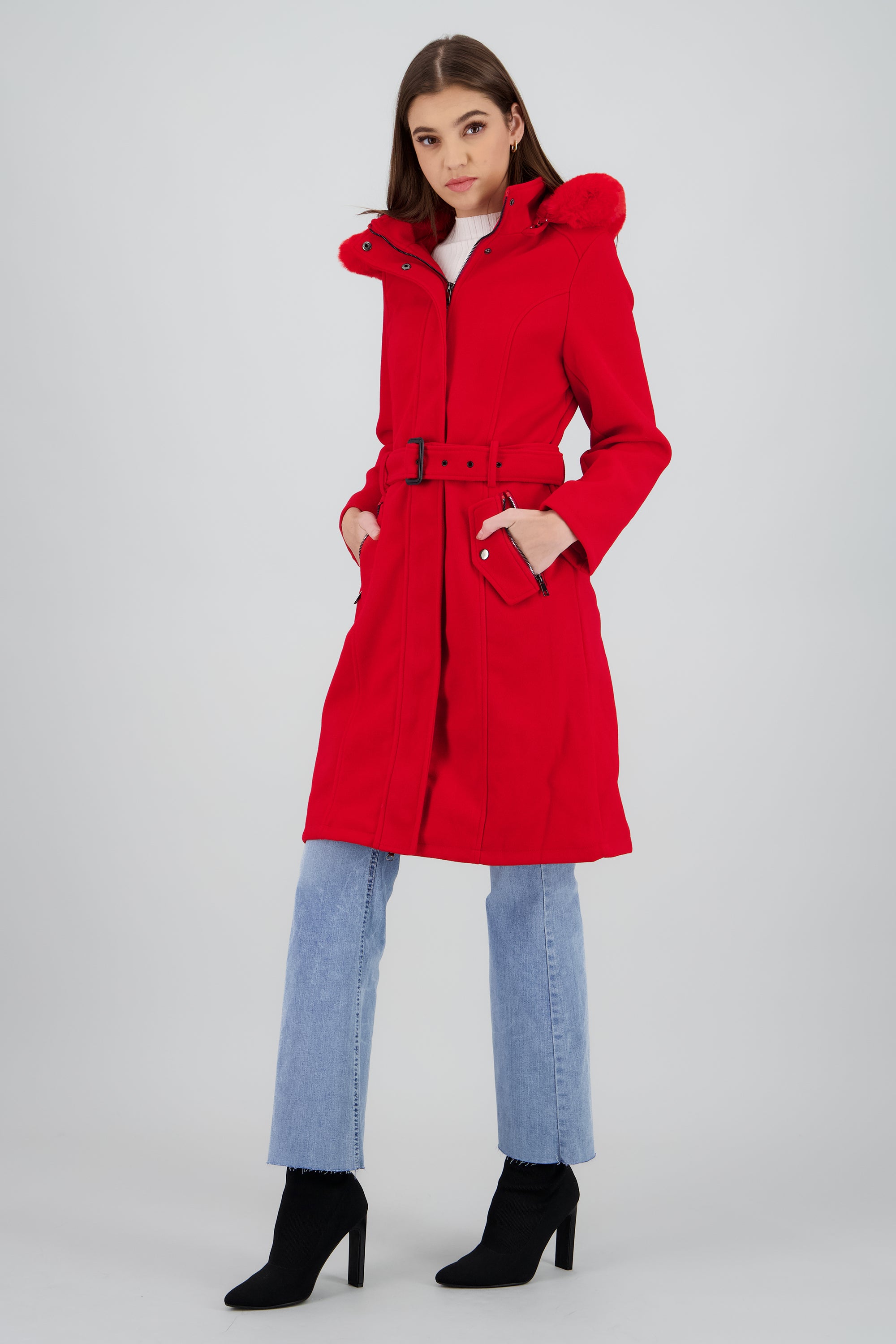 ABRIGO CON CAPUCHA ROJO