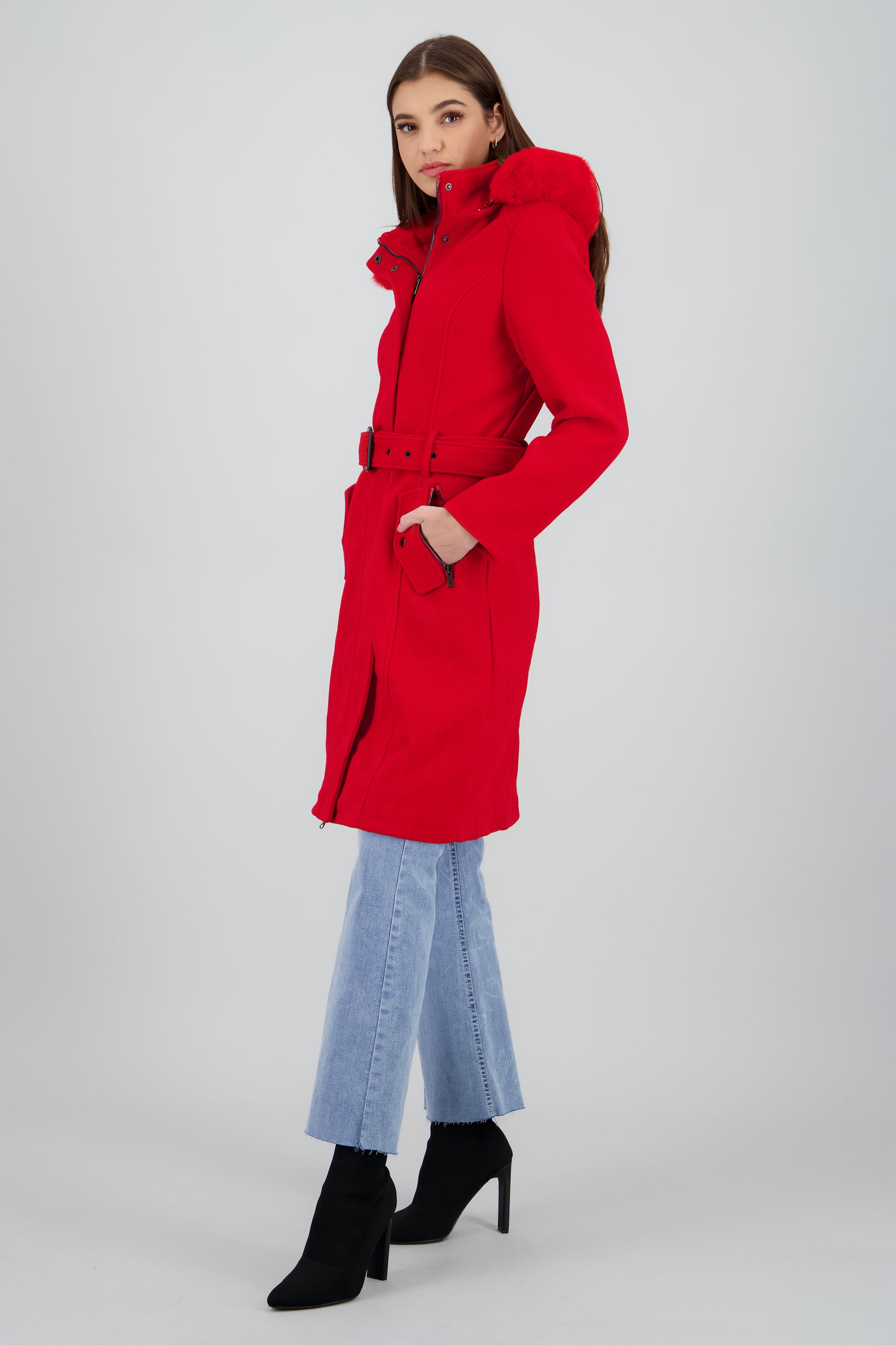 ABRIGO CON CAPUCHA ROJO