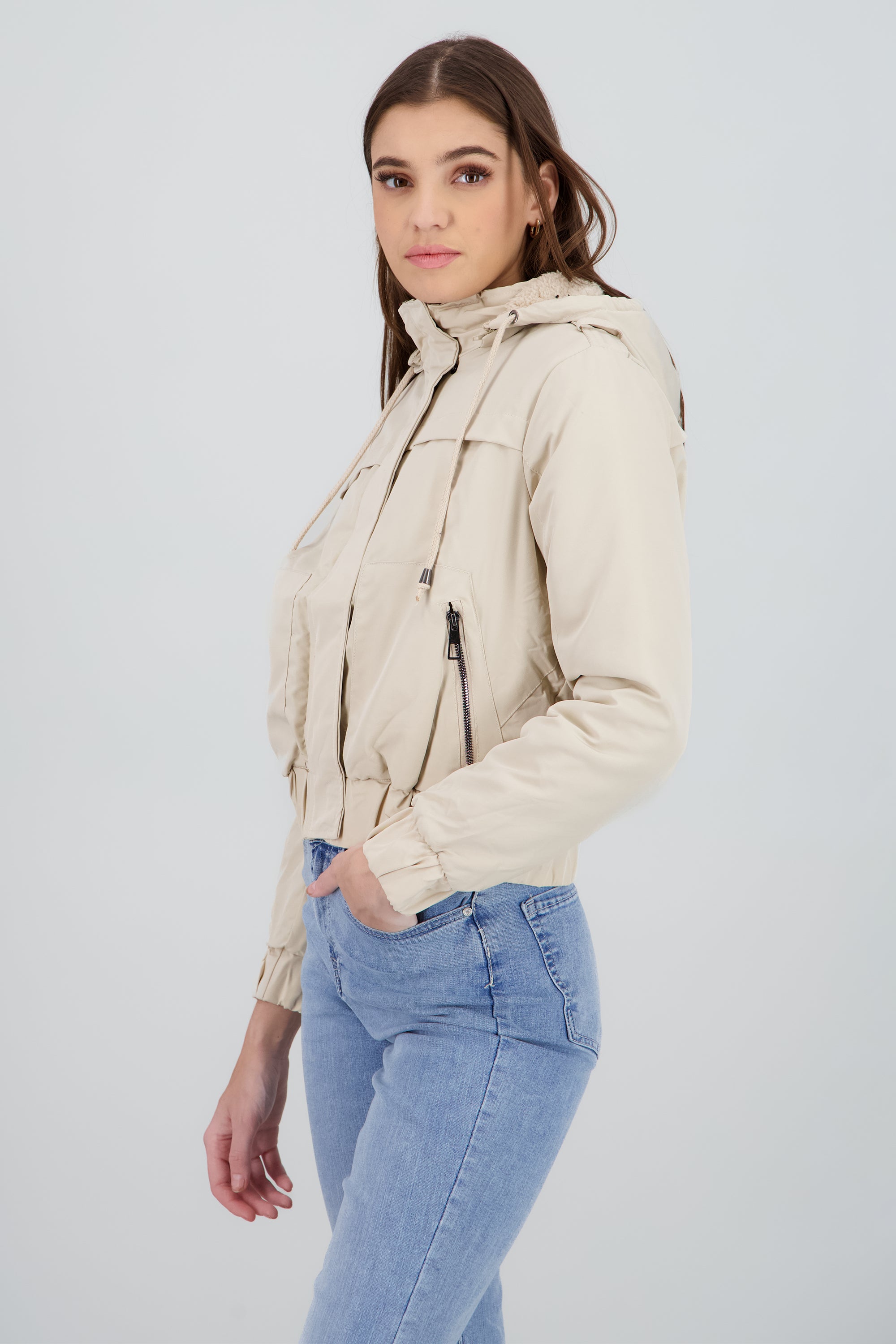 Chamarra con capucha CREMA