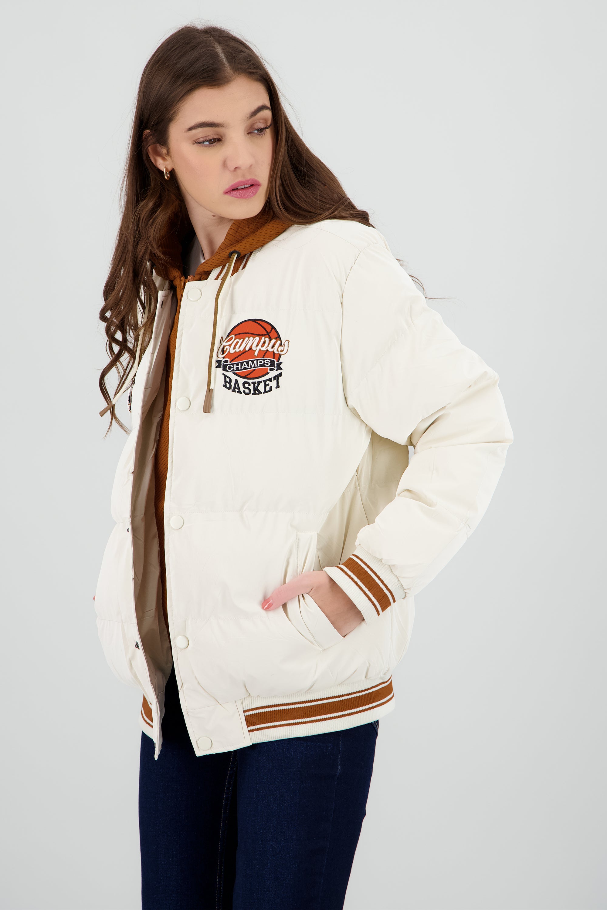 Chamarra beisbolera detalle resortes BEIGE