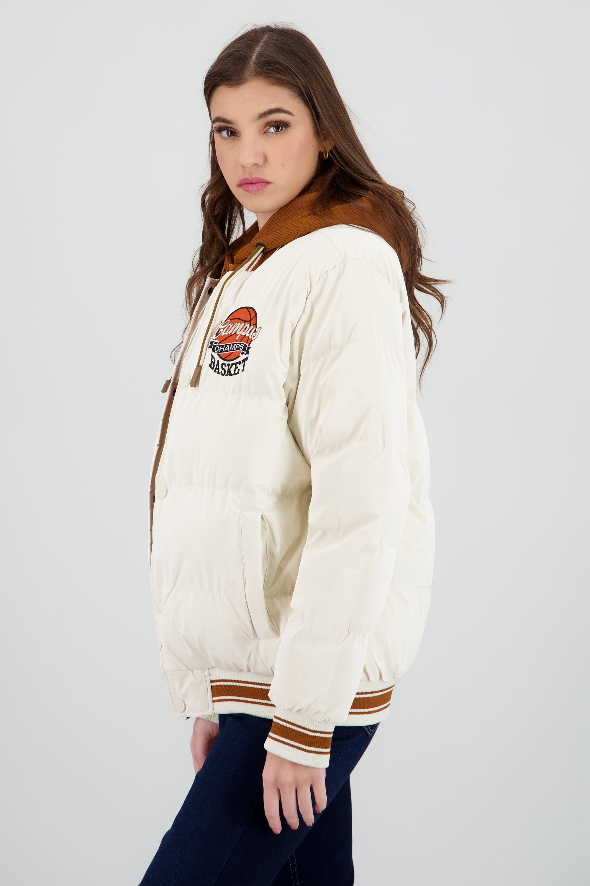 Chamarra beisbolera detalle resortes BEIGE