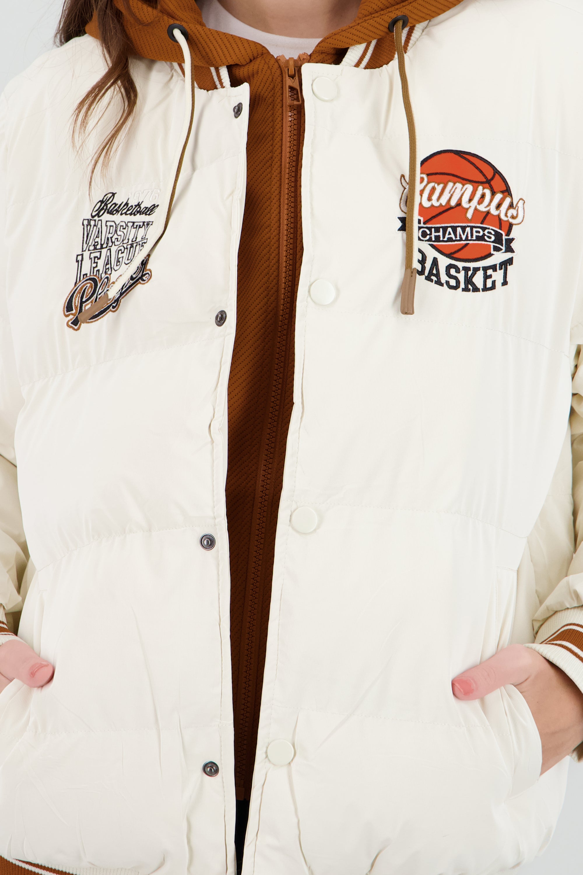 Chamarra beisbolera detalle resortes BEIGE