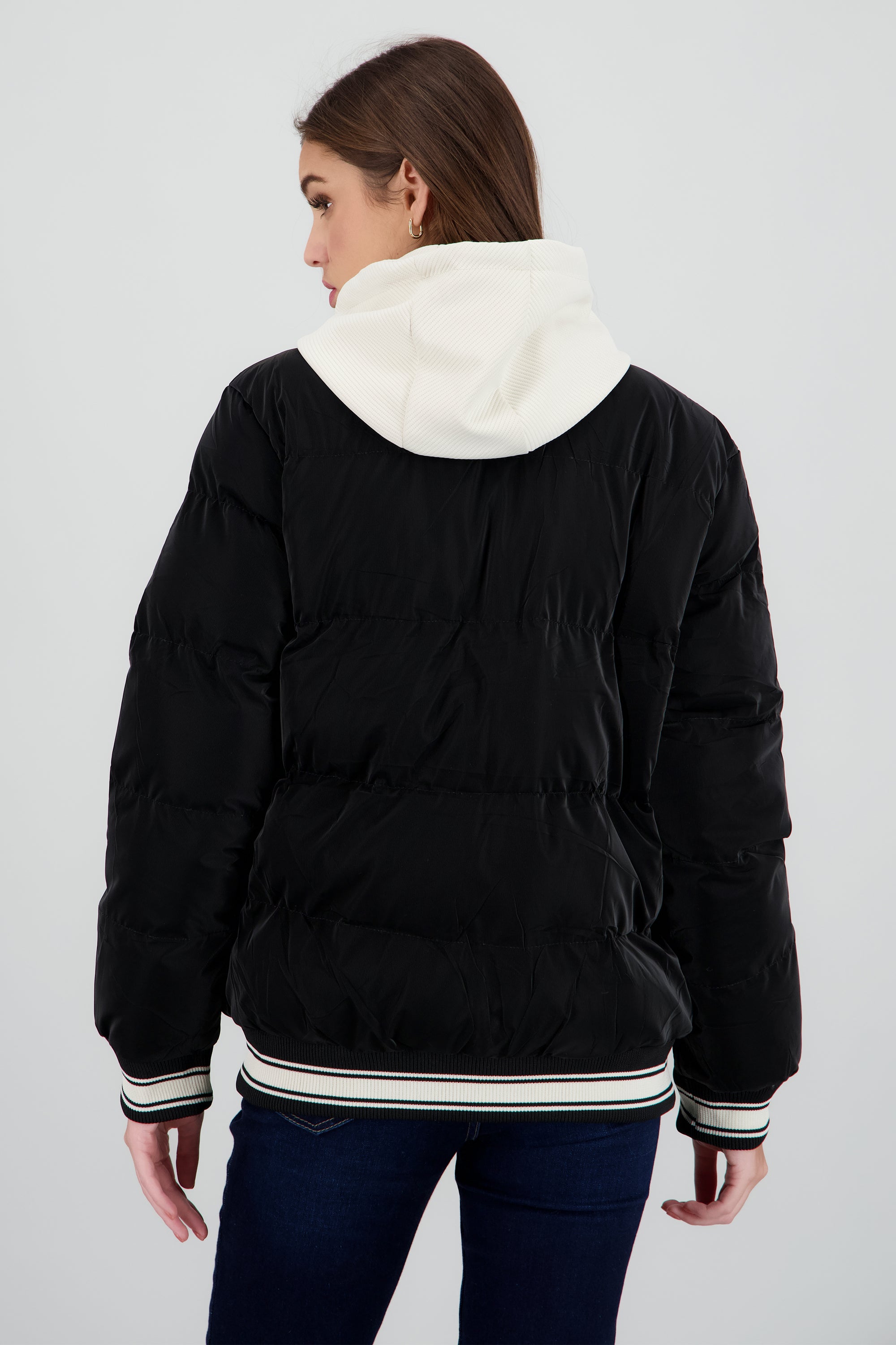 Chamarra beisbolera detalle resortes NEGRO