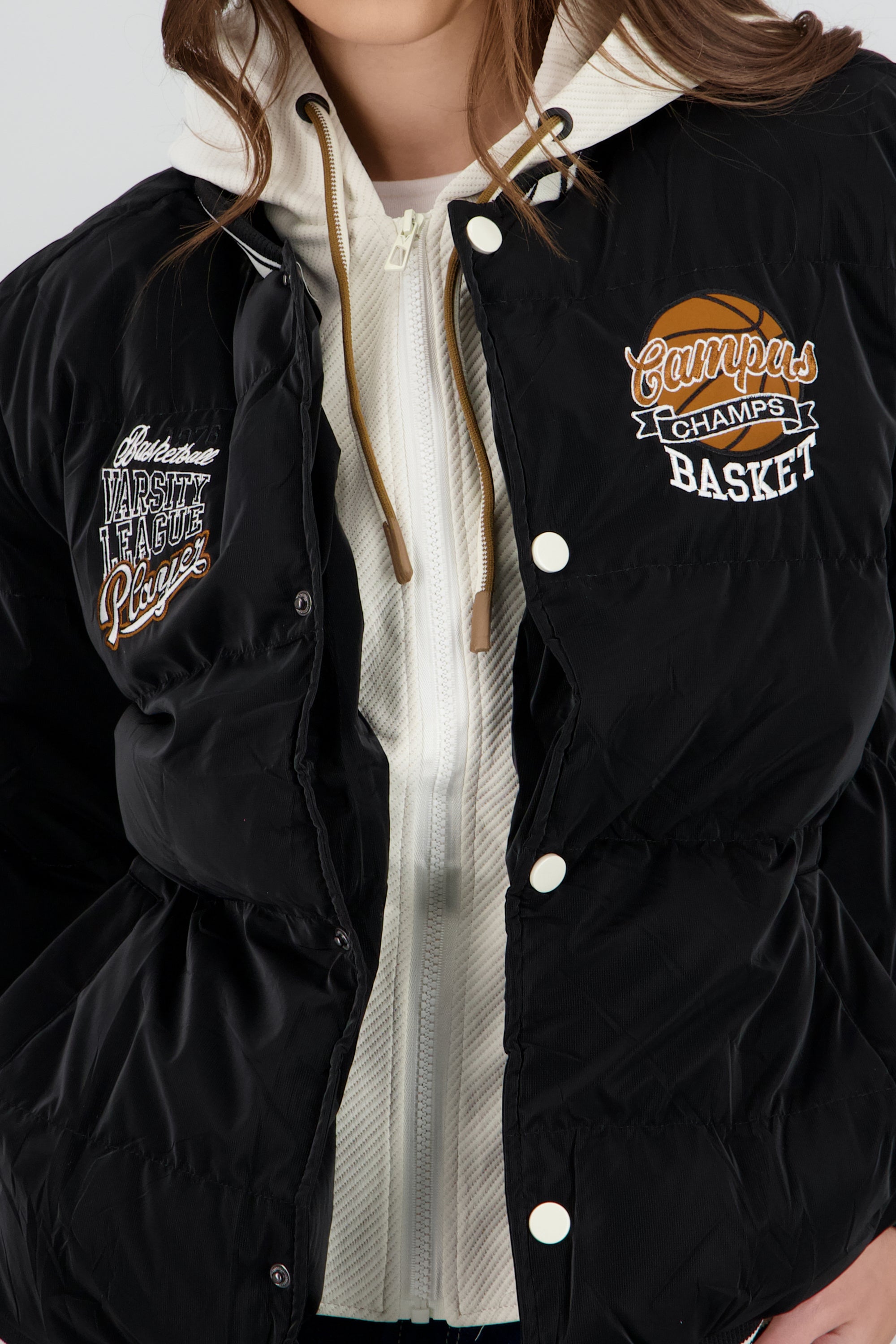 Chamarra beisbolera detalle resortes NEGRO