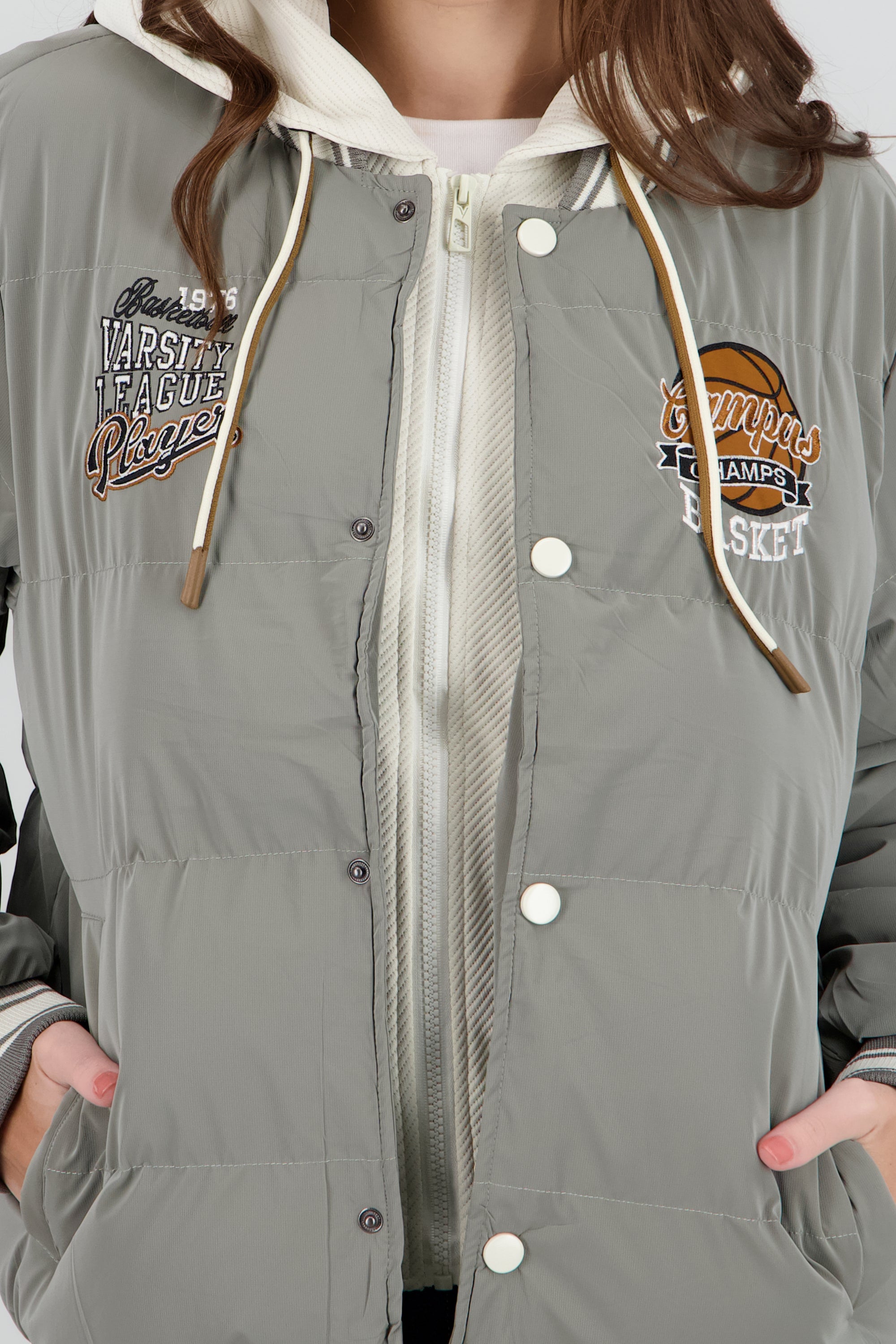 Chamarra beisbolera detalle resortes GRIS JASPE