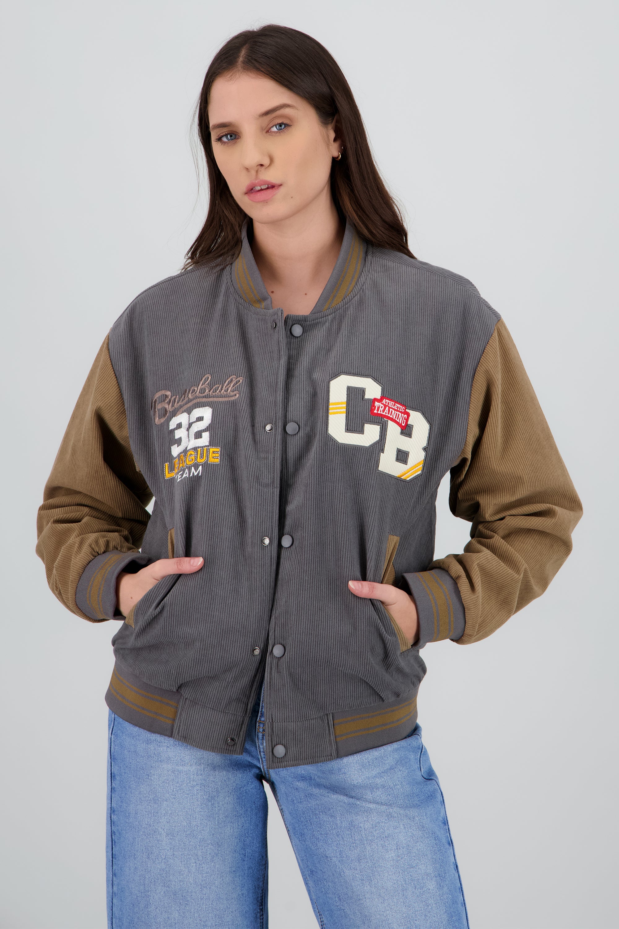 Chamarra beisbolera detalle mangas contraste KHAKI