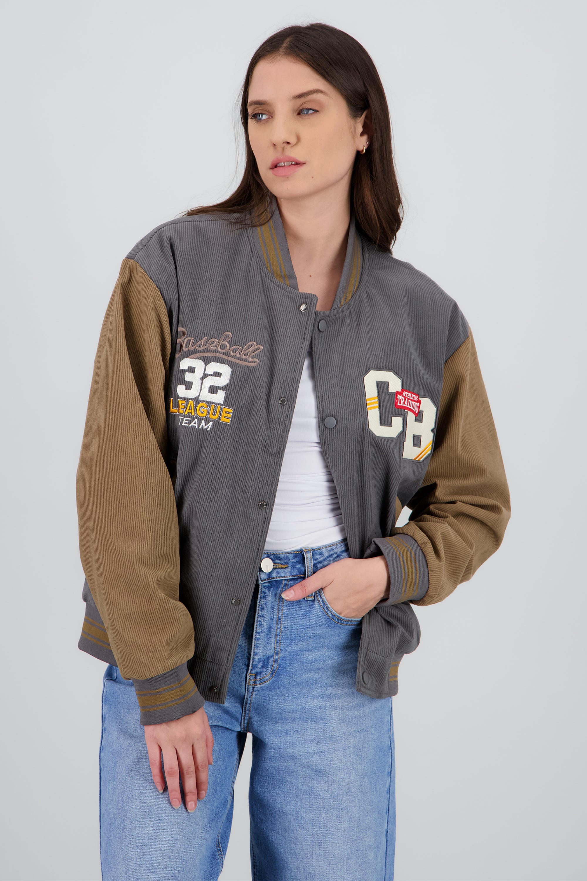 Chamarra beisbolera detalle mangas contraste KHAKI