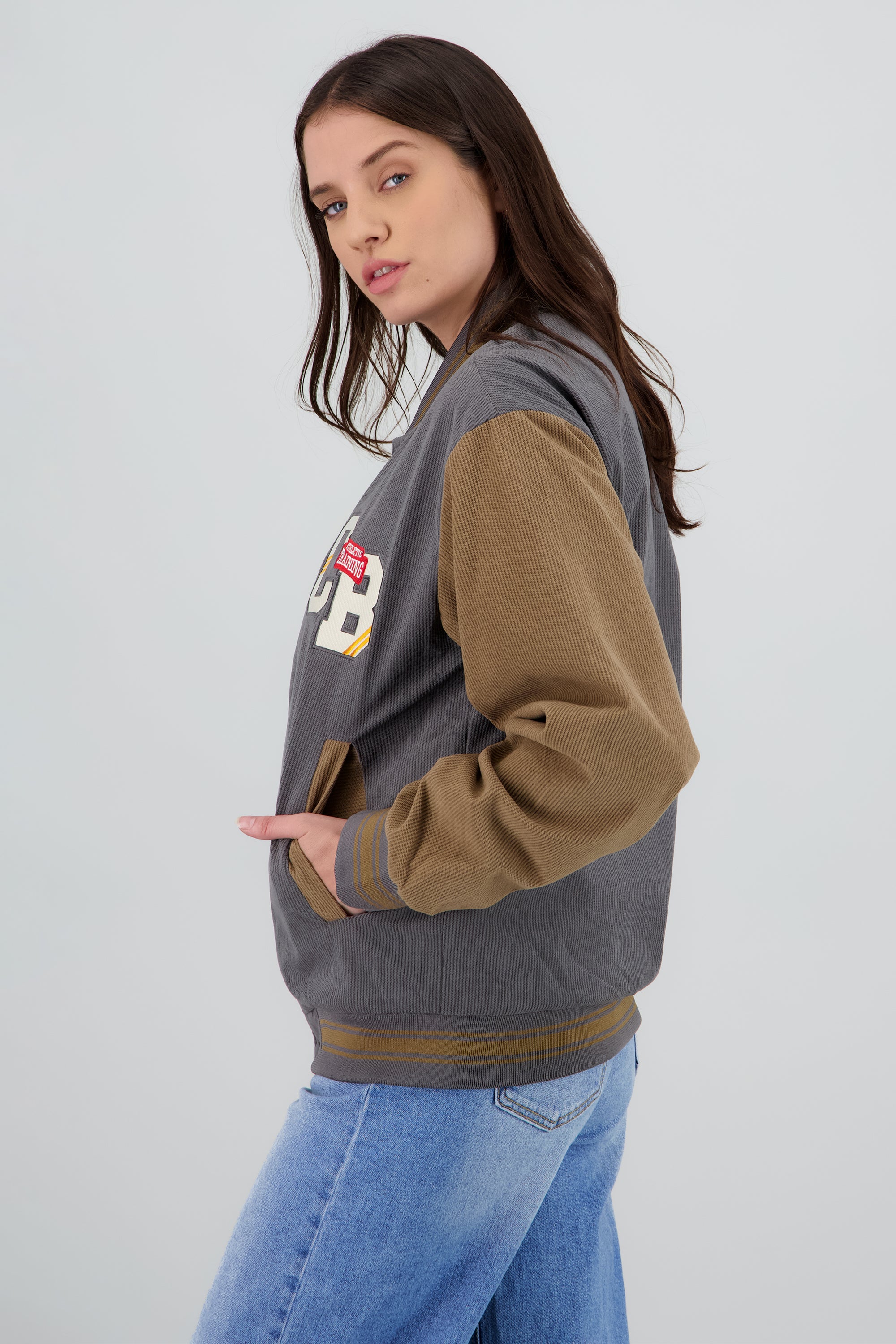 Chamarra beisbolera detalle mangas contraste KHAKI