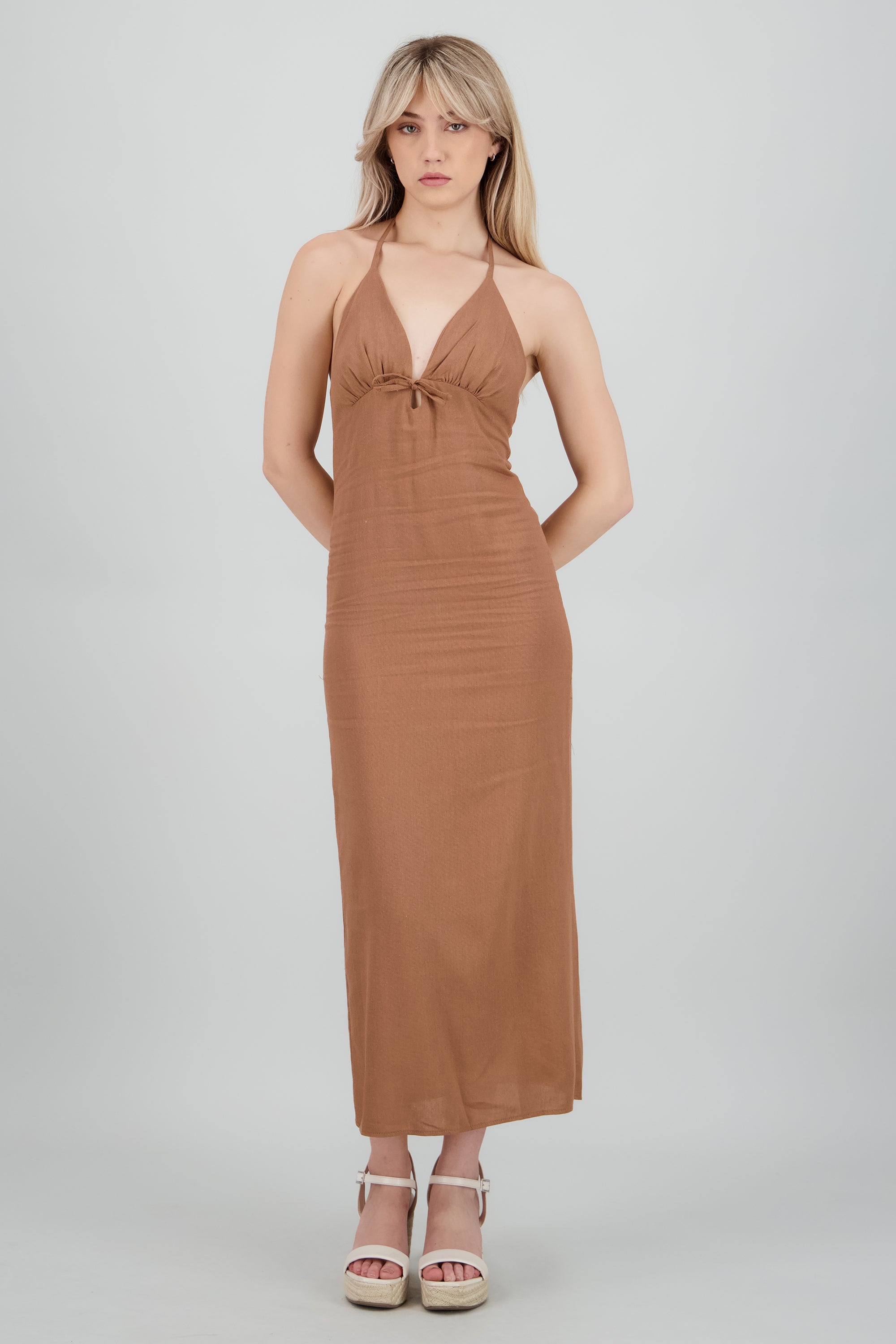 Vestido maxi halter escote espalda KHAKI