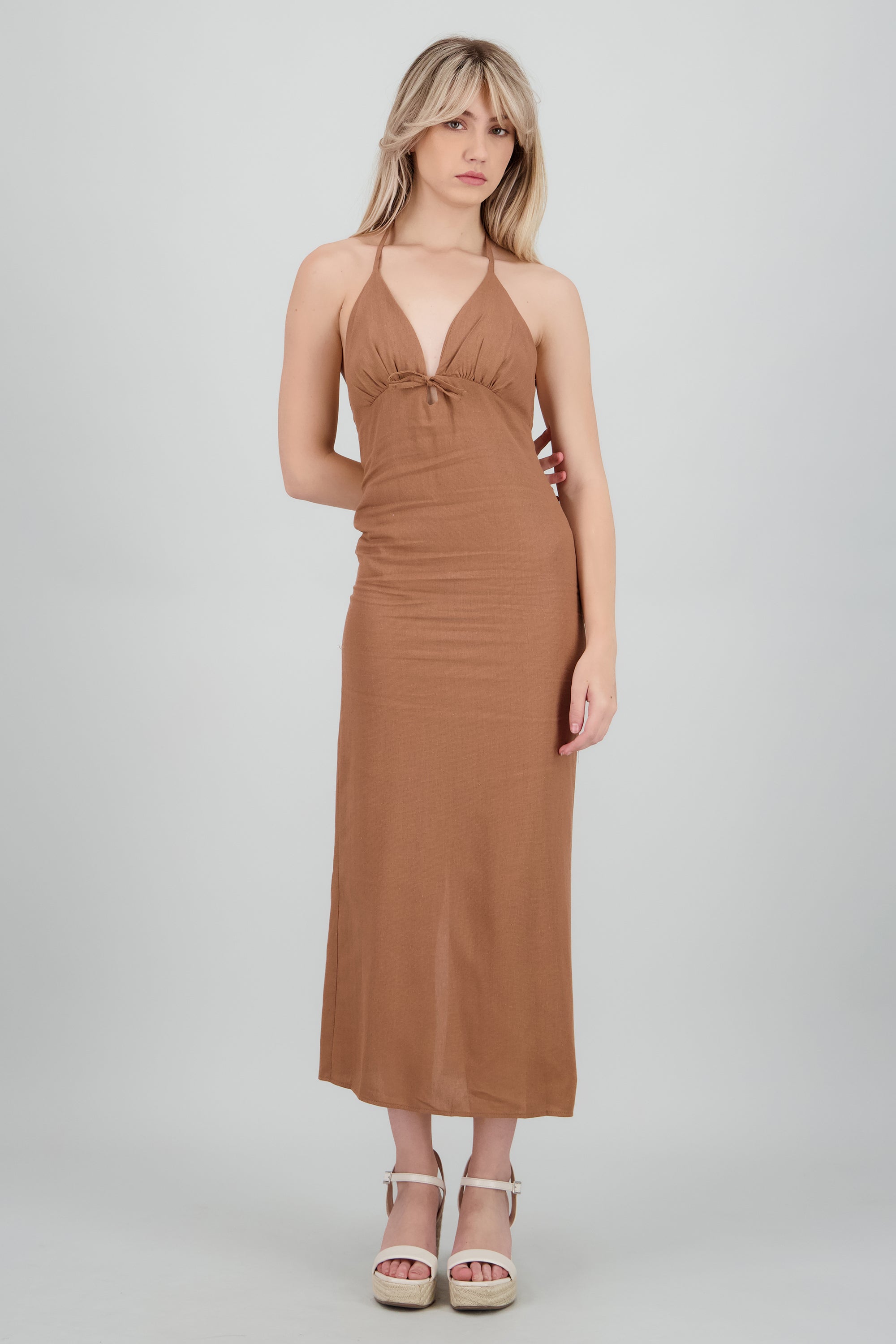 Vestido maxi halter escote espalda KHAKI