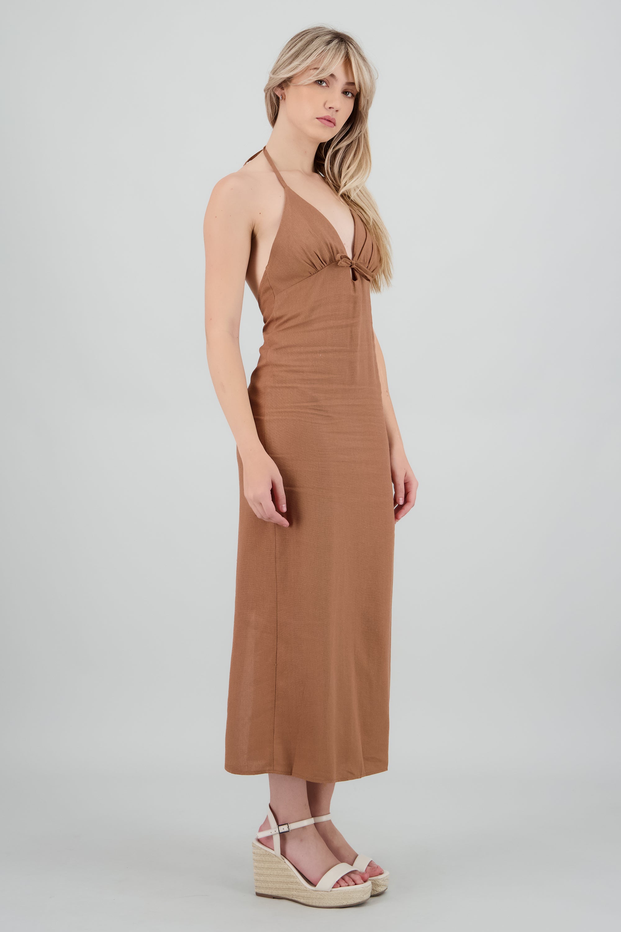 Vestido maxi halter escote espalda KHAKI