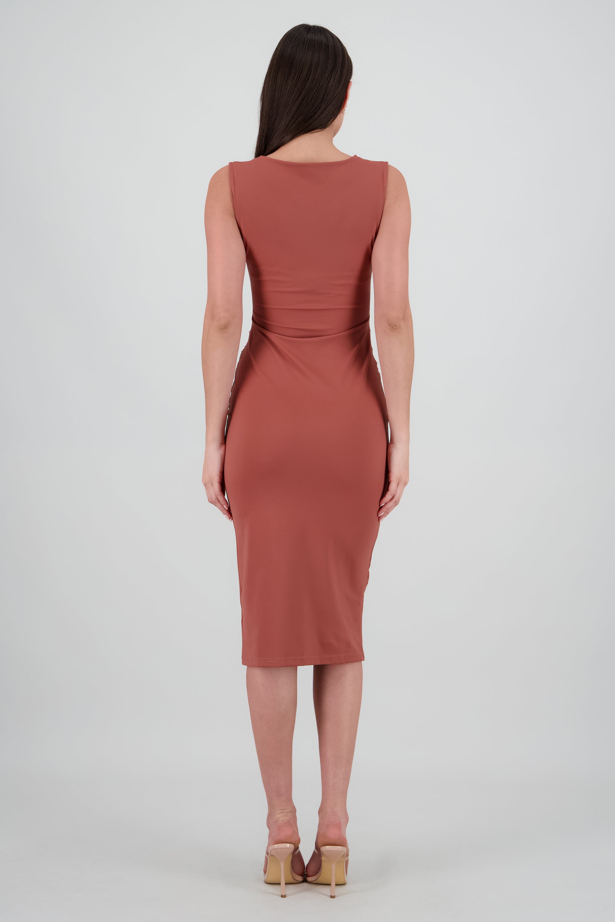 Vestido midi drapeado en costados CHOCOLATE