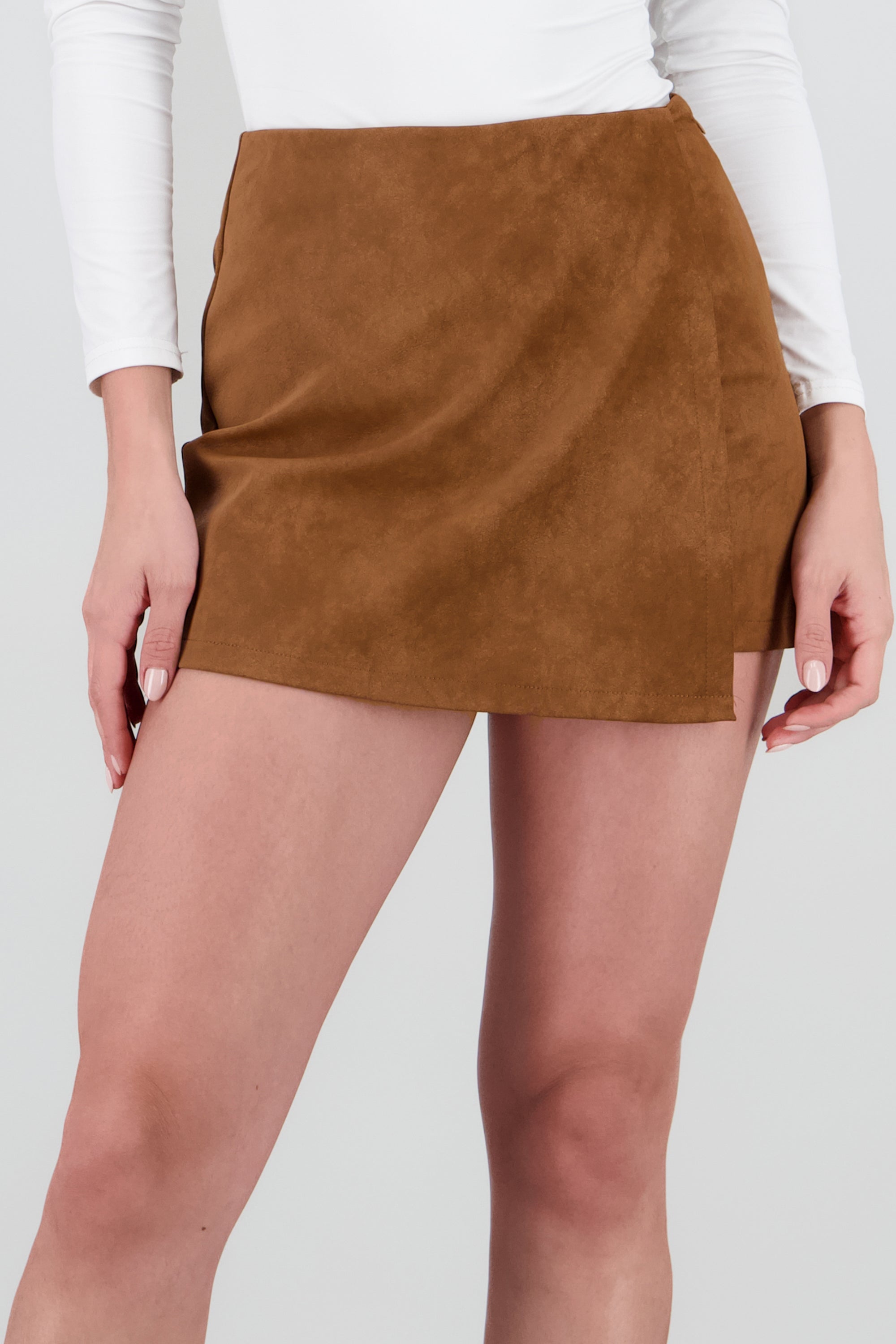 Falda short efecto piel CAMELLO