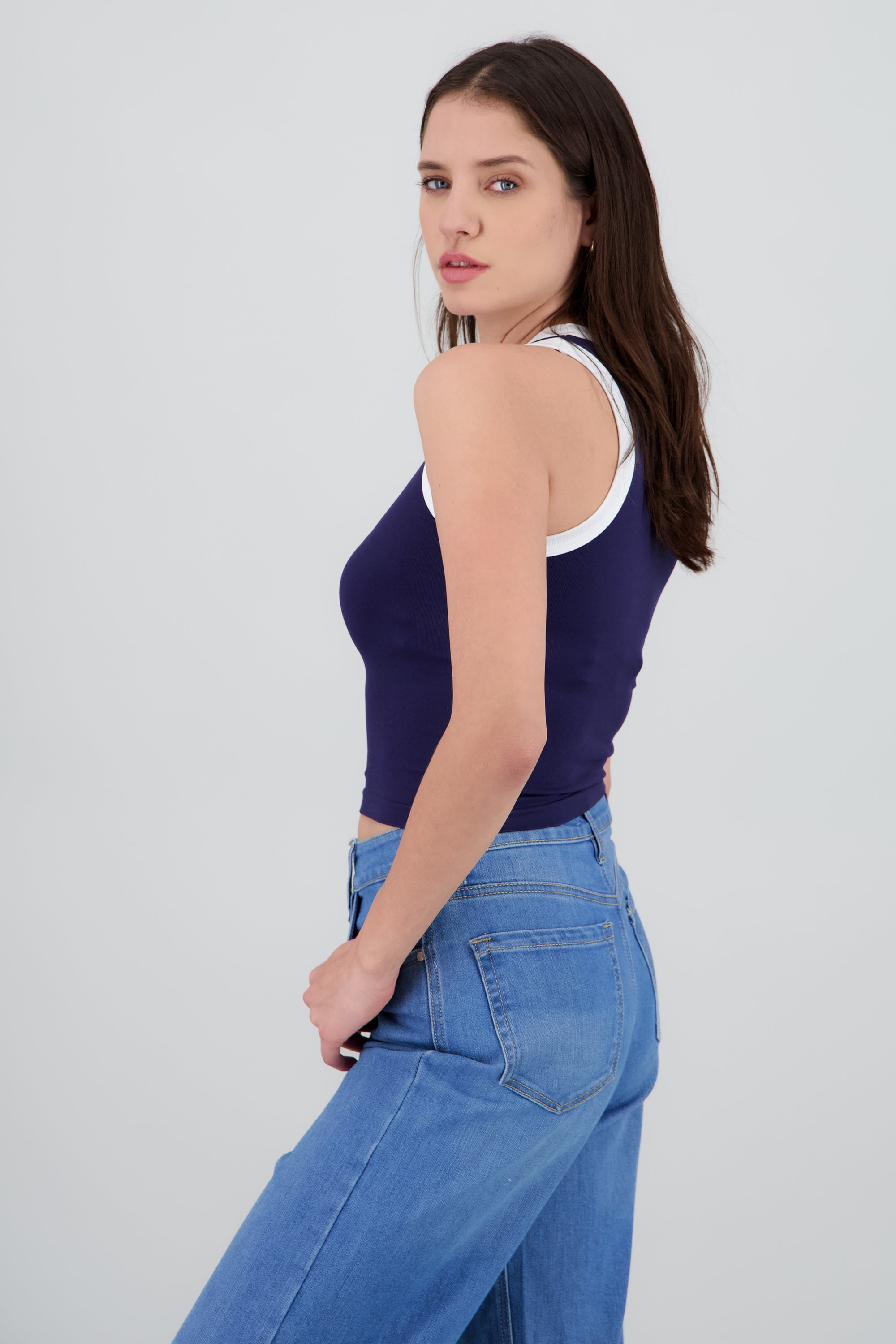 TOP SIN MANGA CON CONTRASTE MARINO
