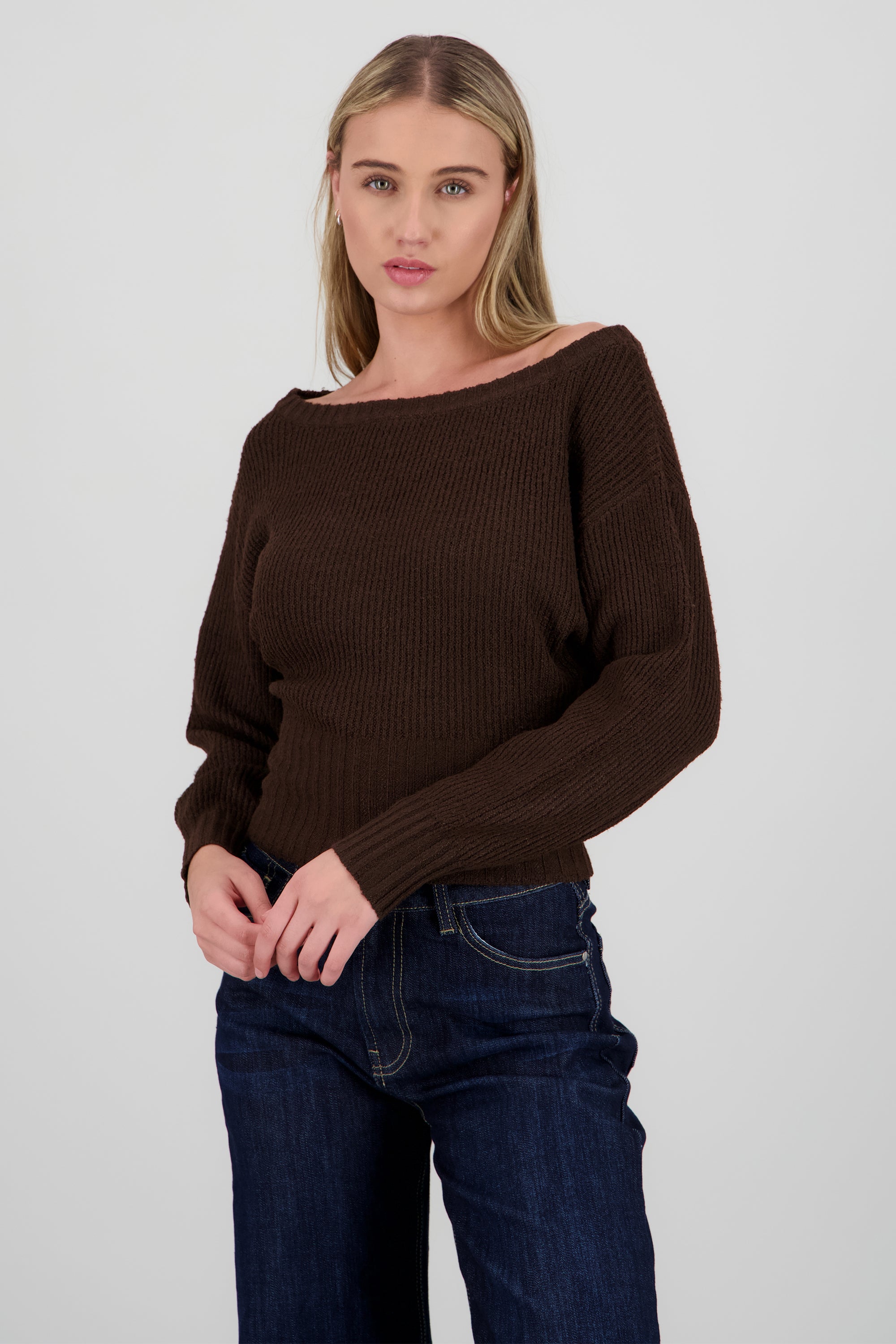 Sueter tejido detalle cuello barco CAFE