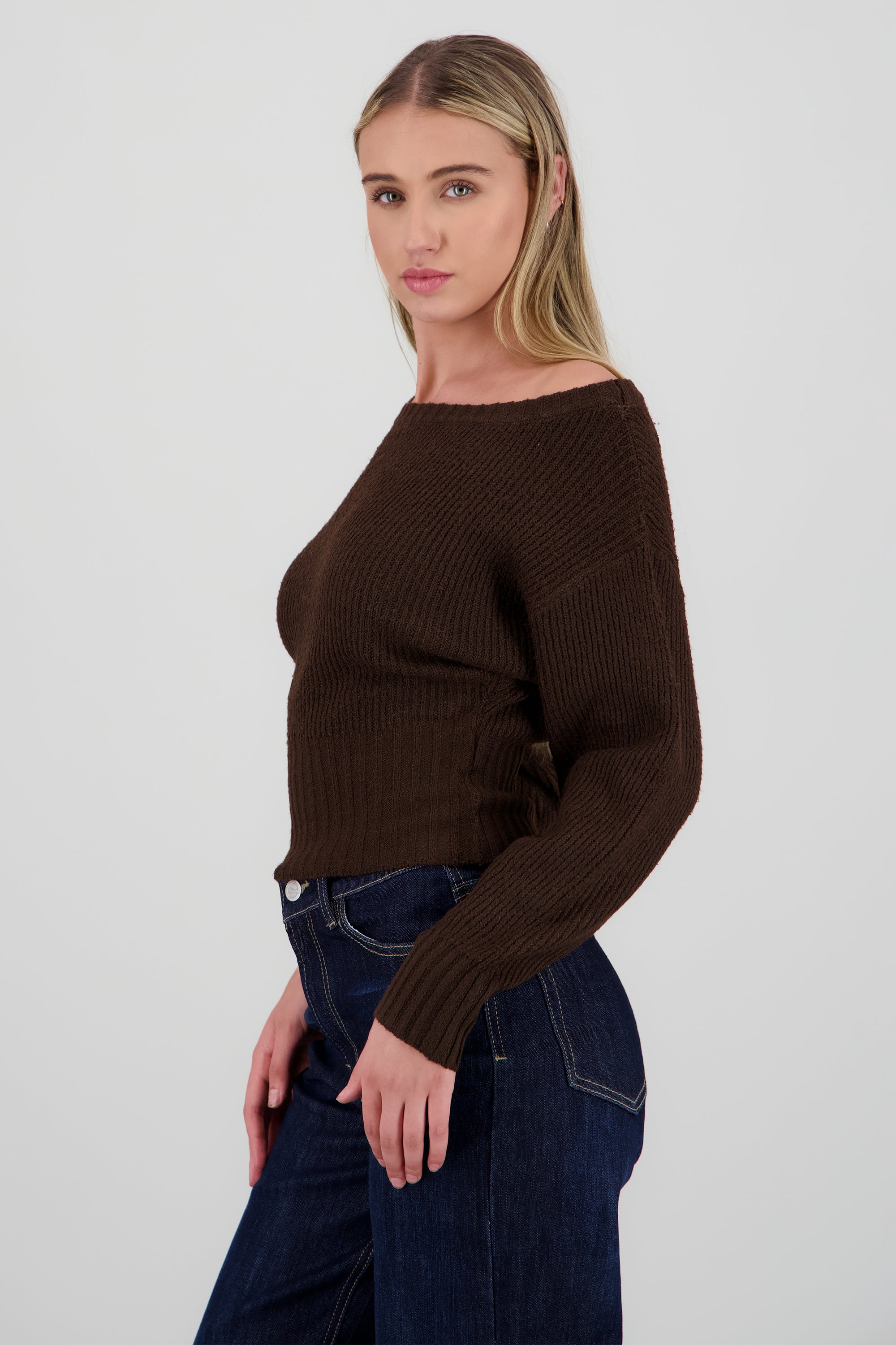 Sueter tejido detalle cuello barco CAFE