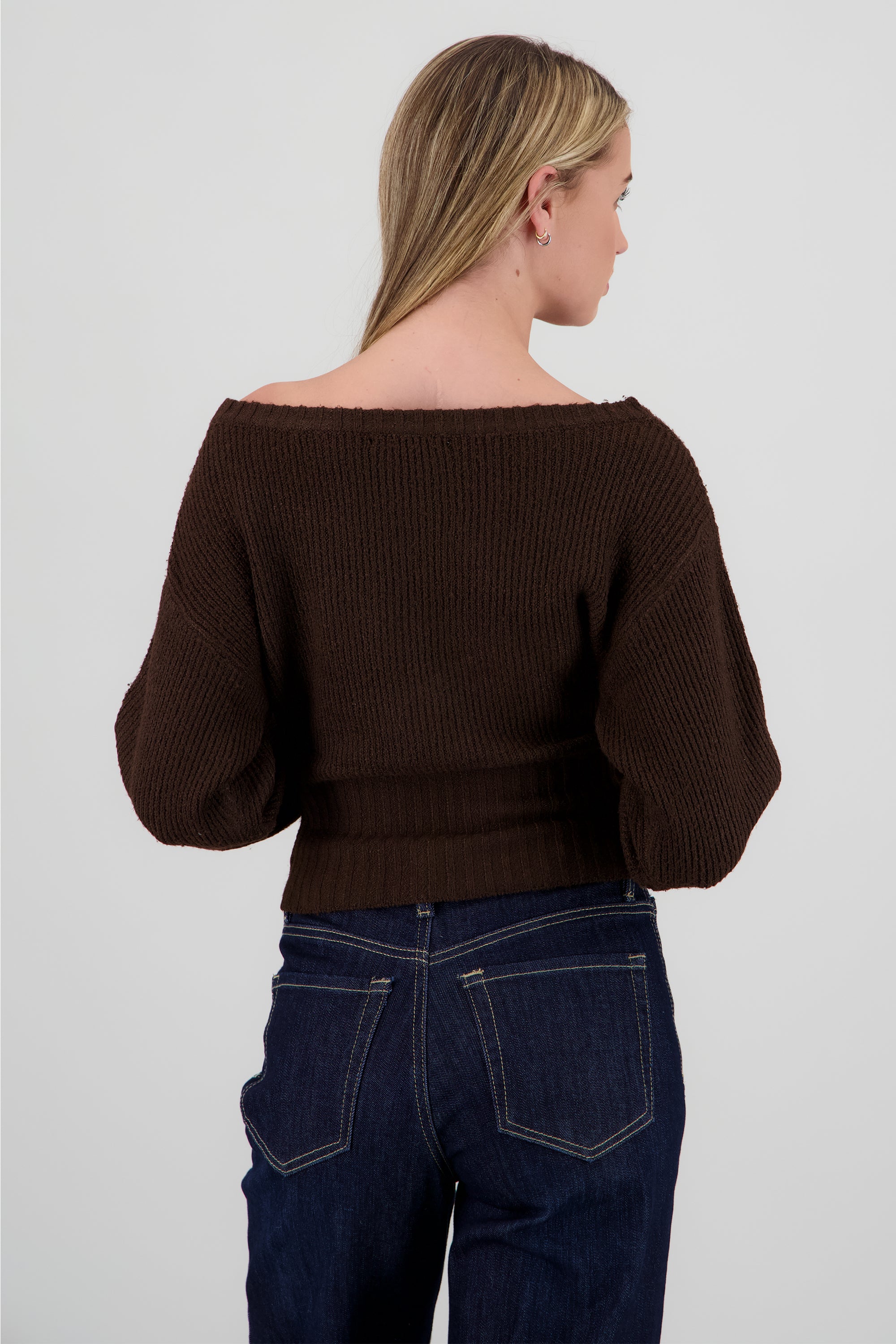 Sueter tejido detalle cuello barco CAFE