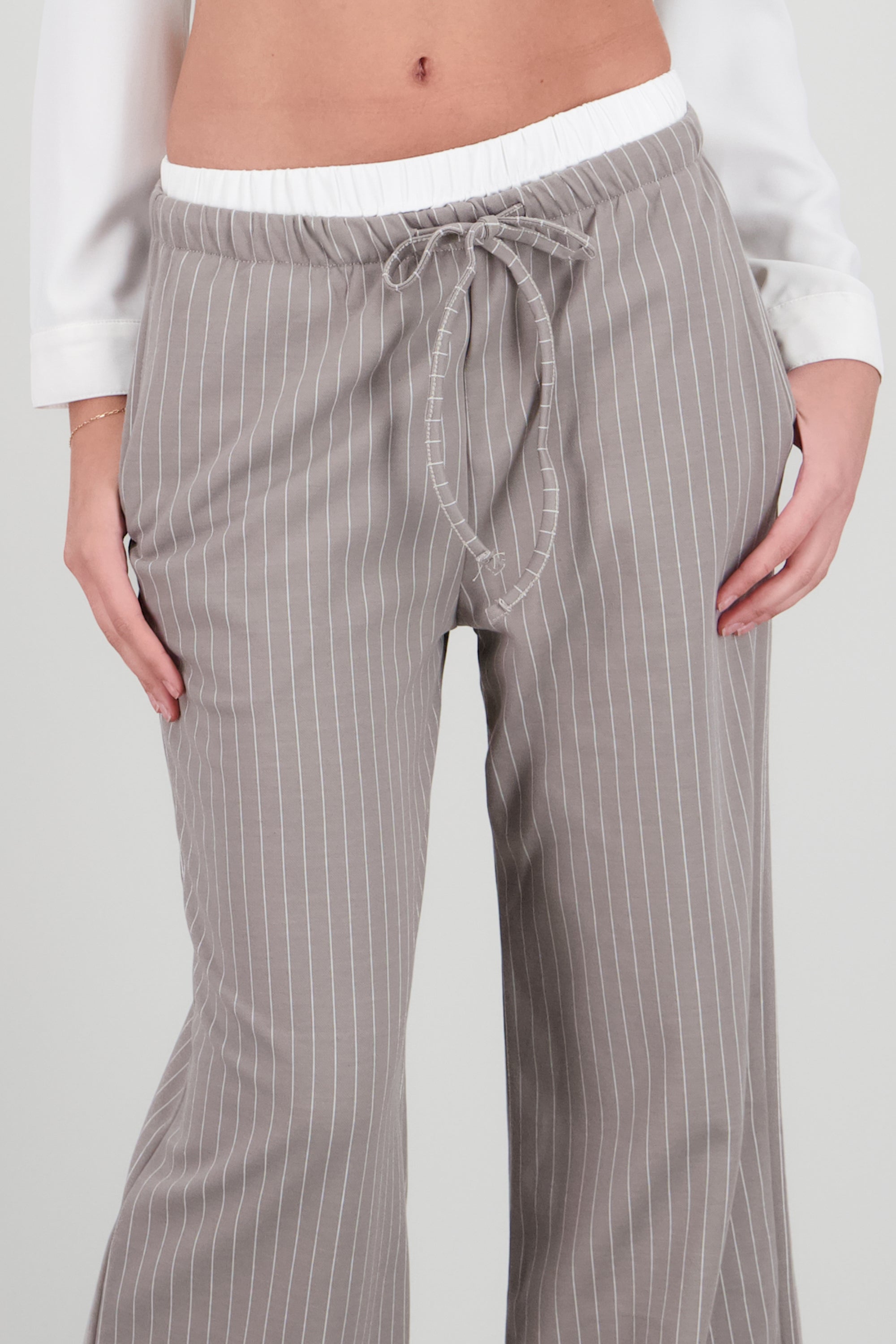 Pantalon rayas pretina contraste jareta GRIS COMBO