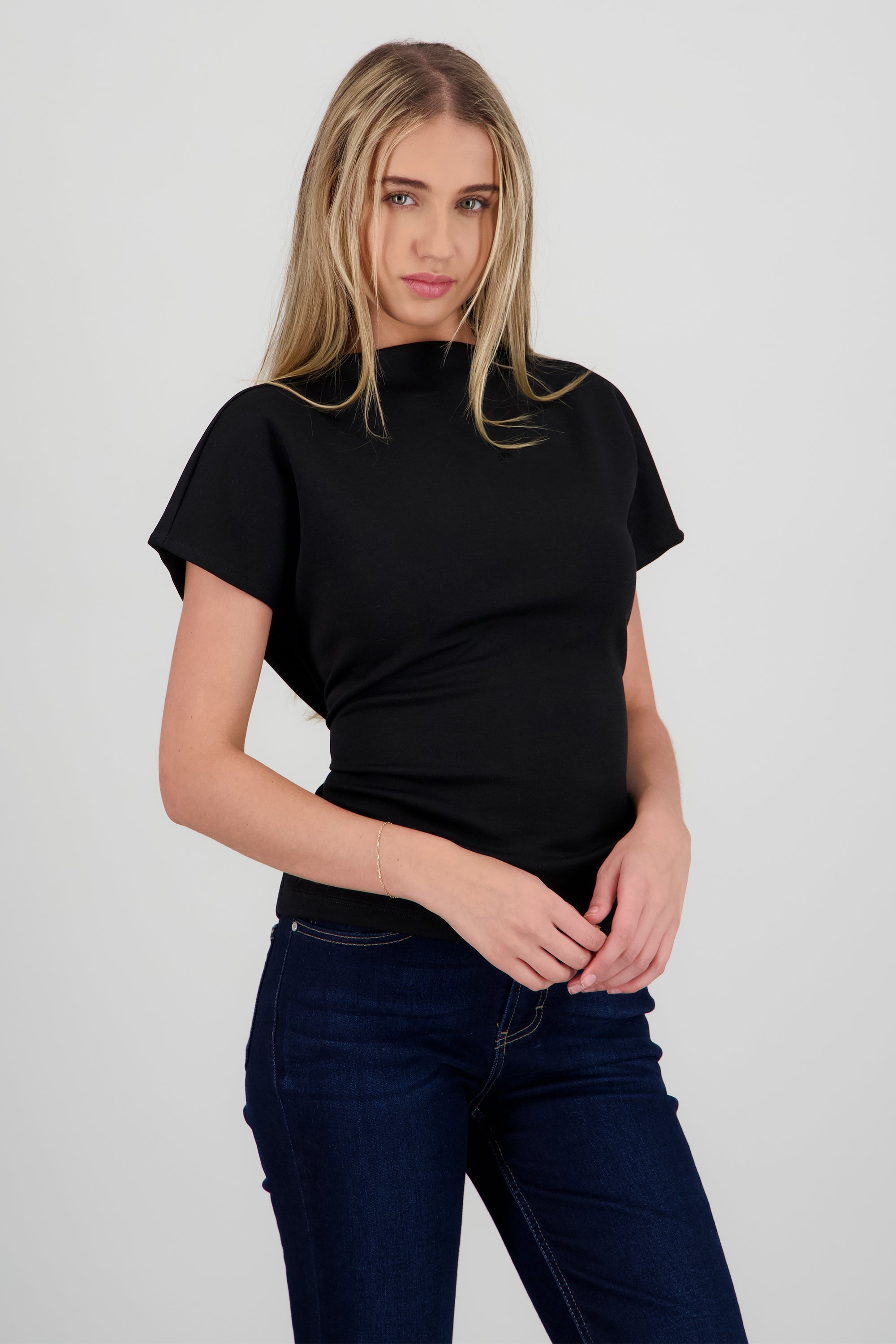 Playera manga corta cuello alto detalle lazo NEGRO