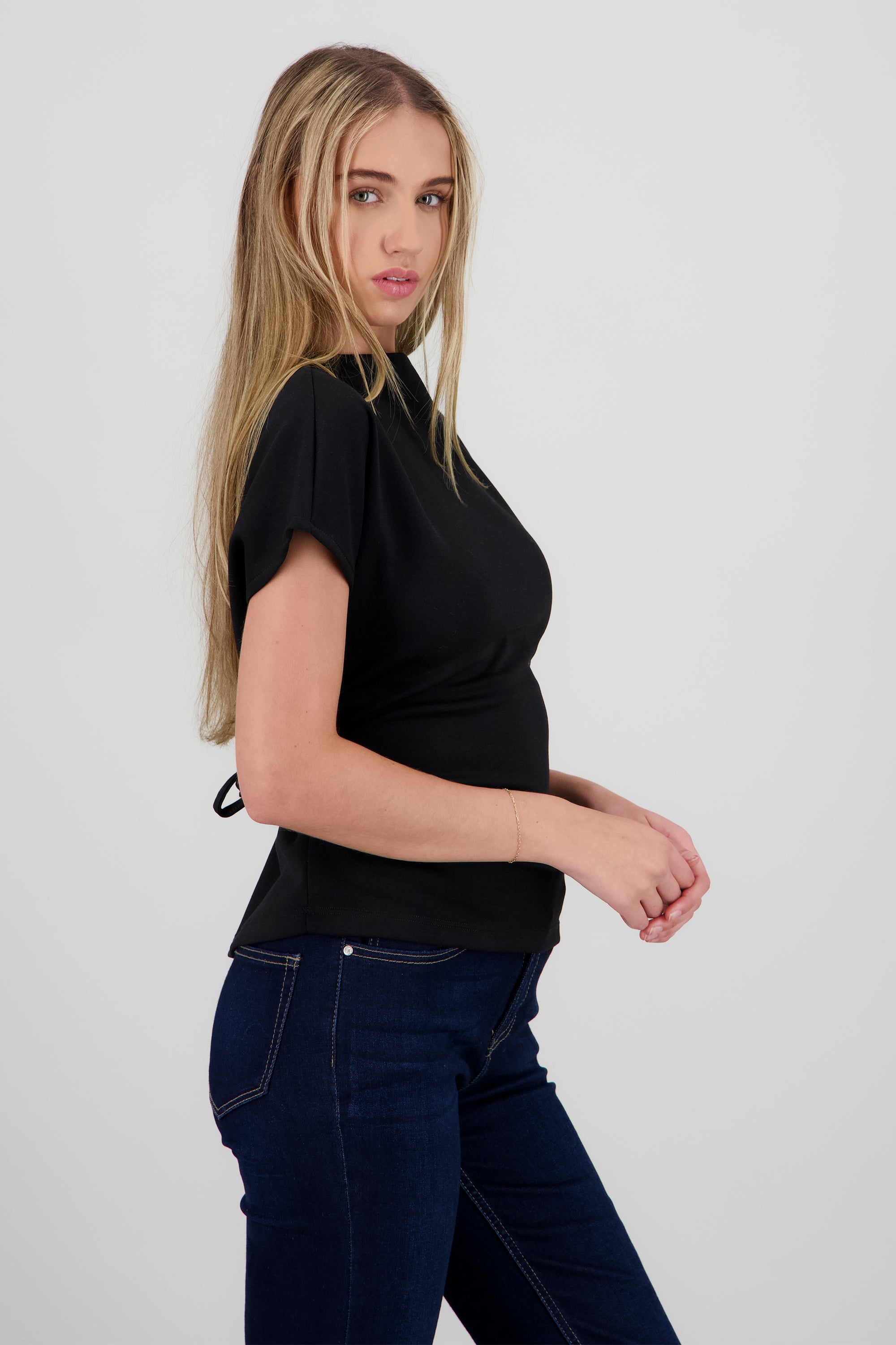 Playera manga corta cuello alto detalle lazo NEGRO