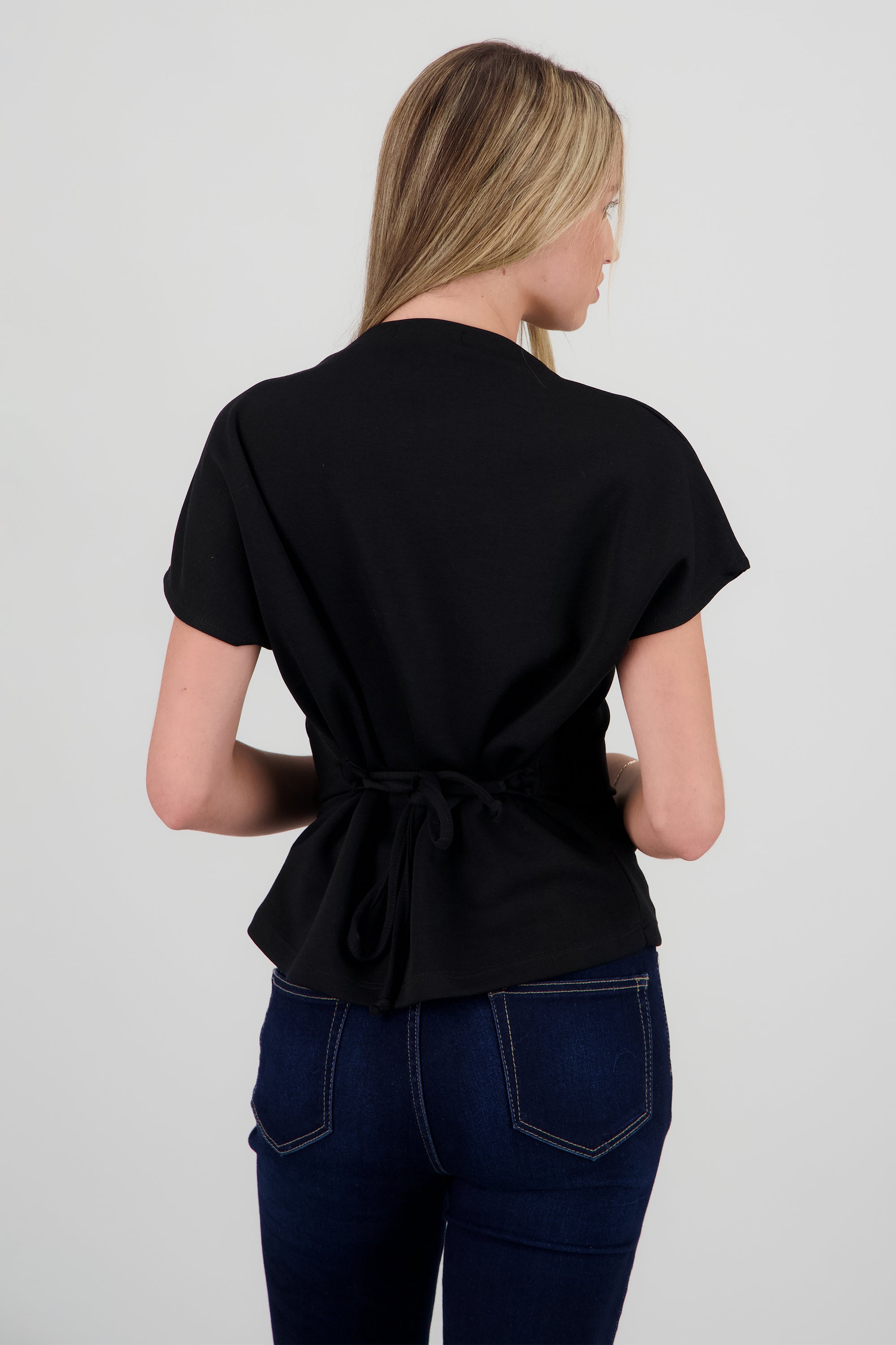 Playera manga corta cuello alto detalle lazo NEGRO